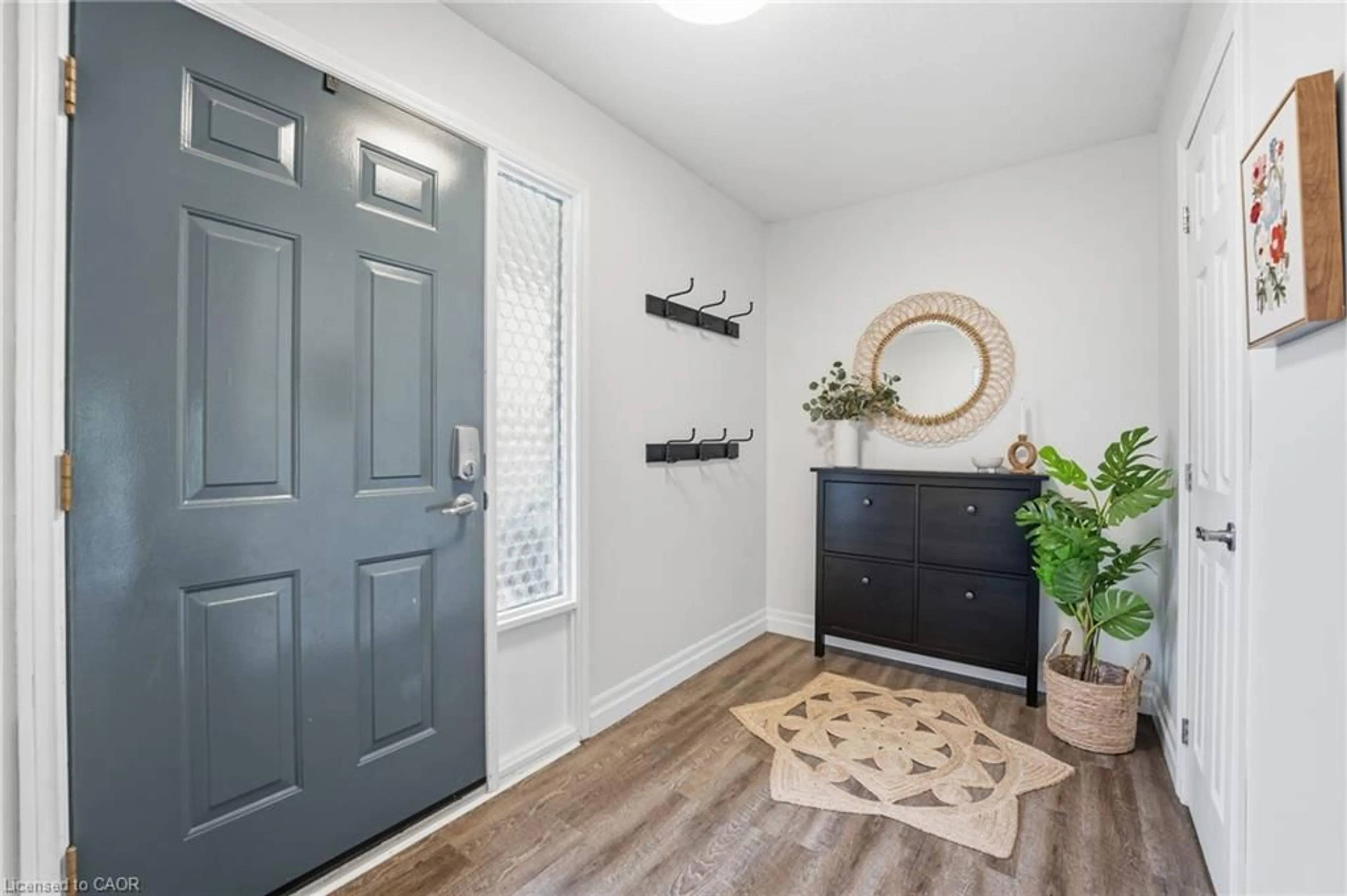 Indoor entryway for 10 Burke Dr, Caledonia Ontario N3W 1C3