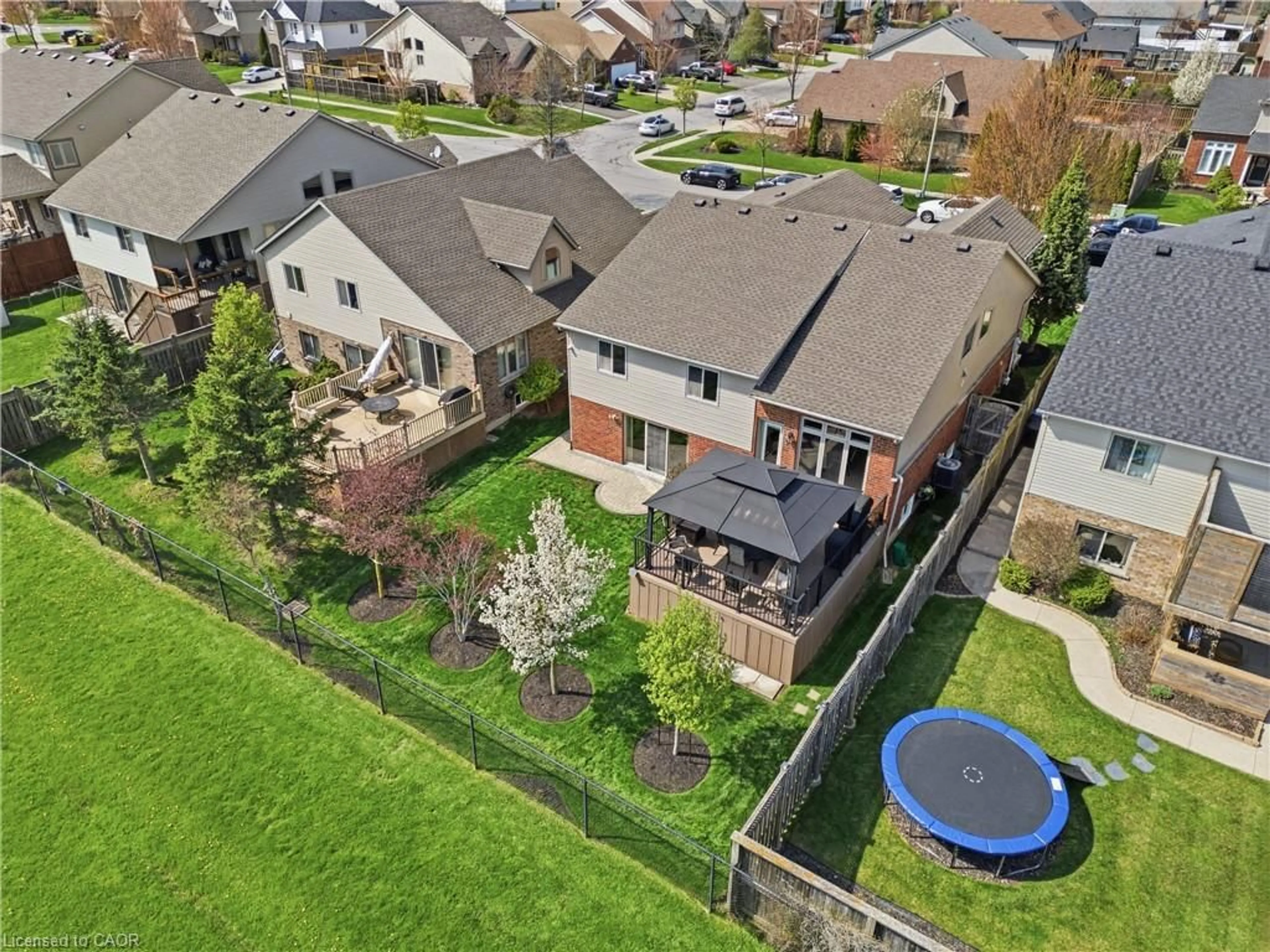 A pic from outside/outdoor area/front of a property/back of a property/a pic from drone, street for 8684 Mcgarry Dr, Niagara Falls Ontario L2H 3N7