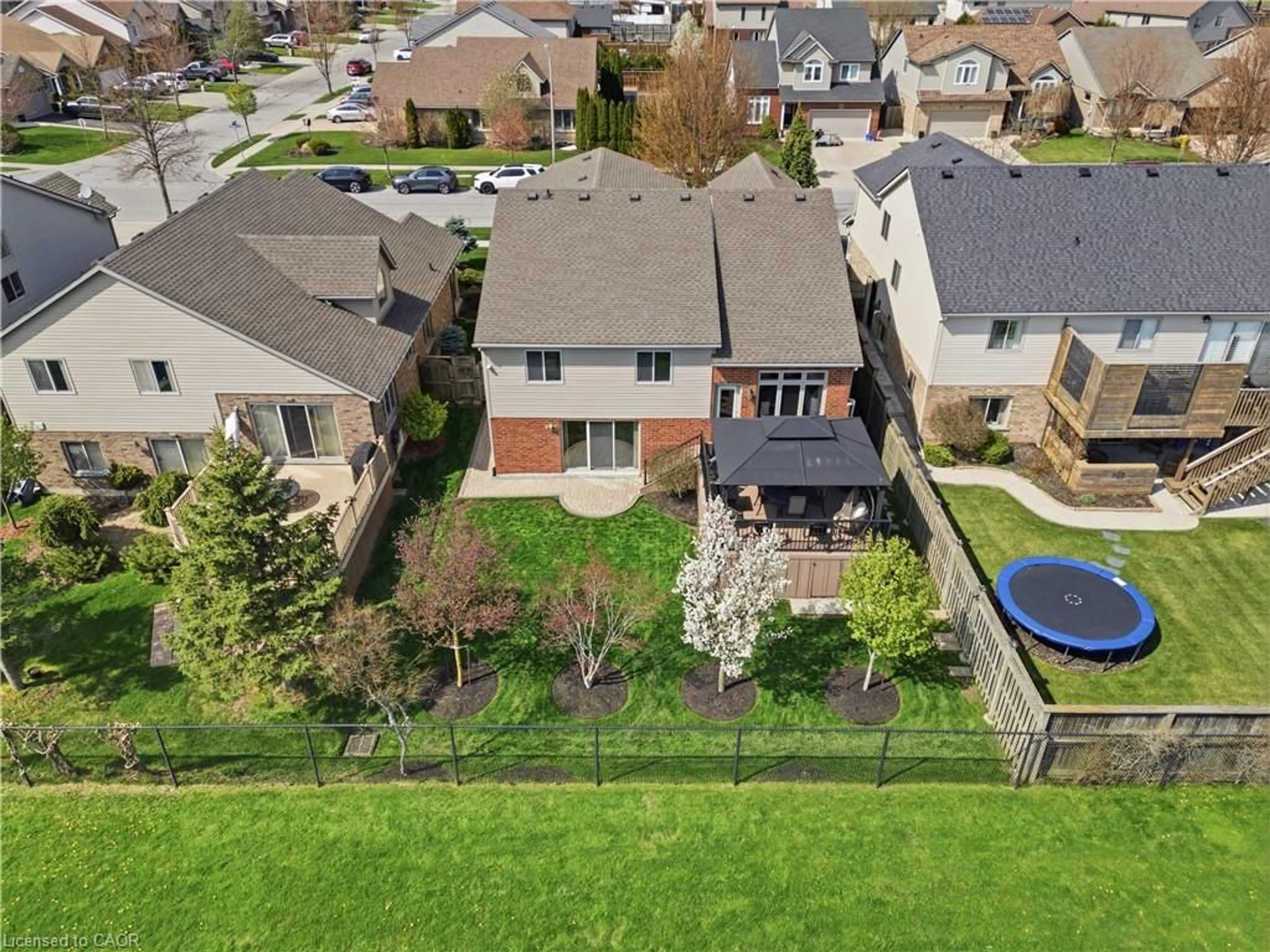 A pic from outside/outdoor area/front of a property/back of a property/a pic from drone, unknown for 8684 Mcgarry Dr, Niagara Falls Ontario L2H 3N7