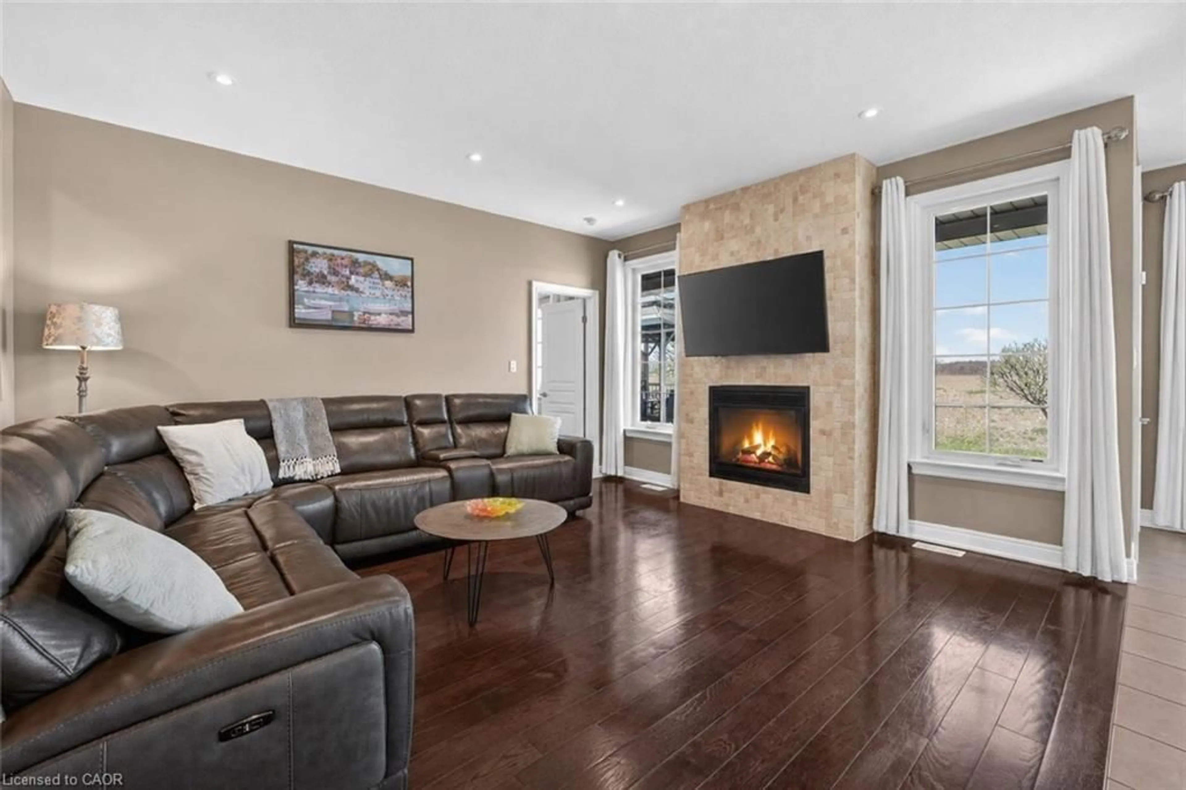 Living room with furniture, unknown for 58 Forestview Crt, Smithville Ontario L0R 2A0