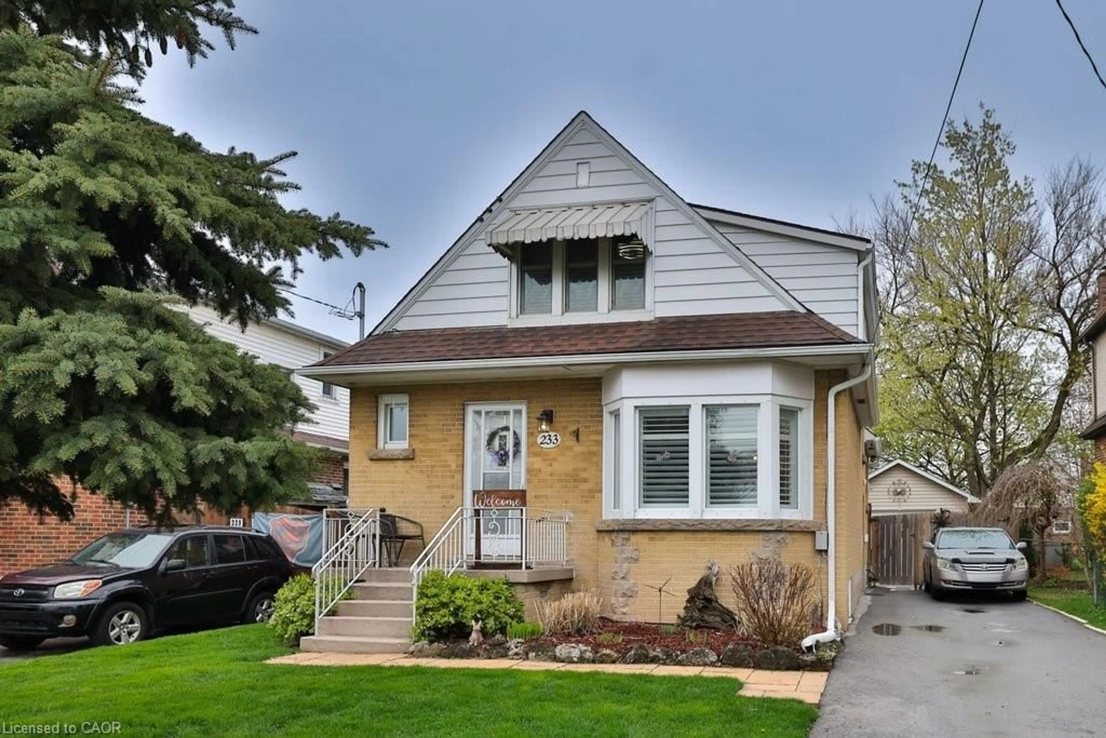 Home with vinyl exterior material, street for 233 Glenholme Ave, Hamilton Ontario L8K 389