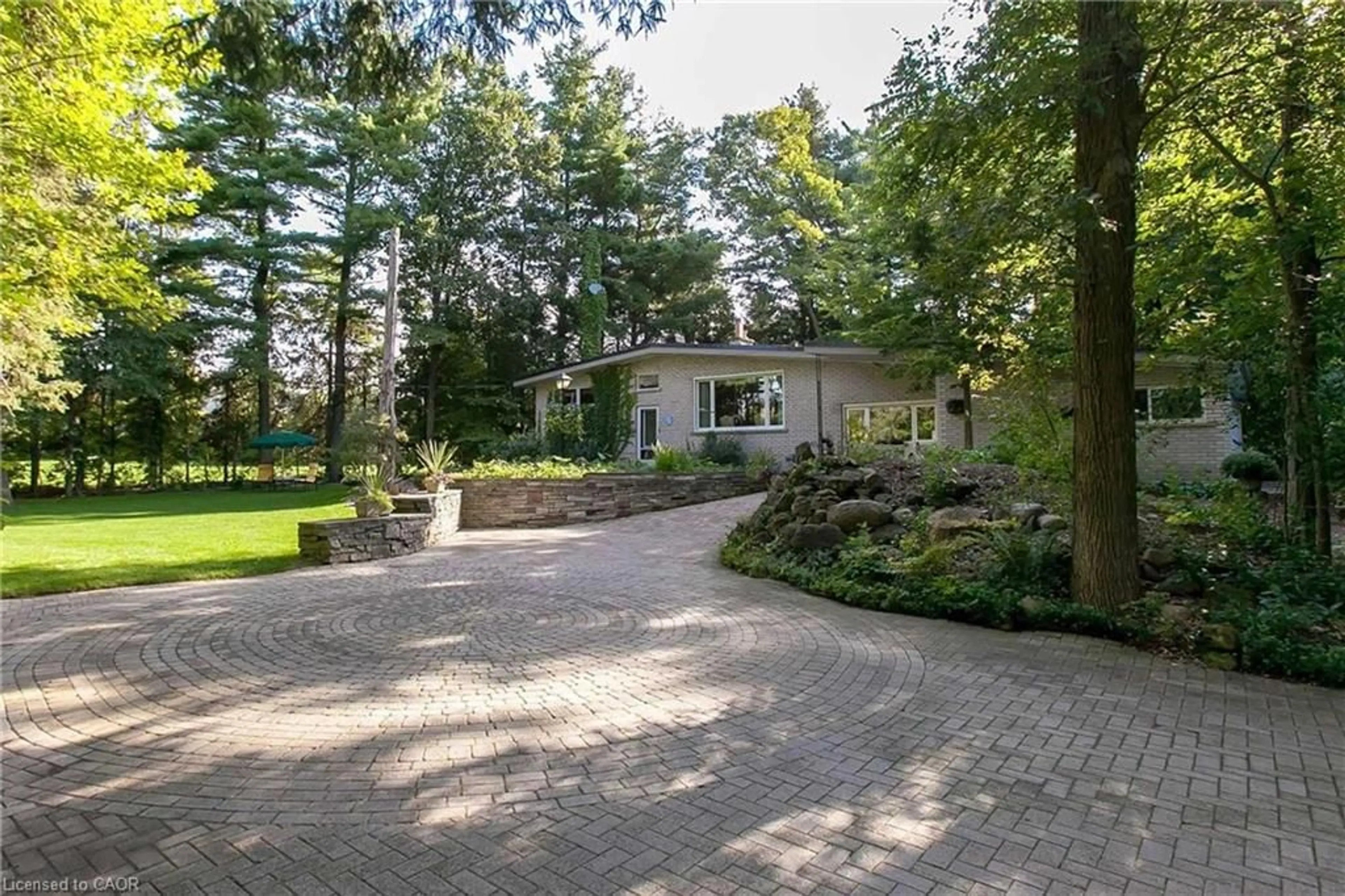 Patio, street for 2602 No 2 Side Rd, Burlington Ontario L7M 0T1