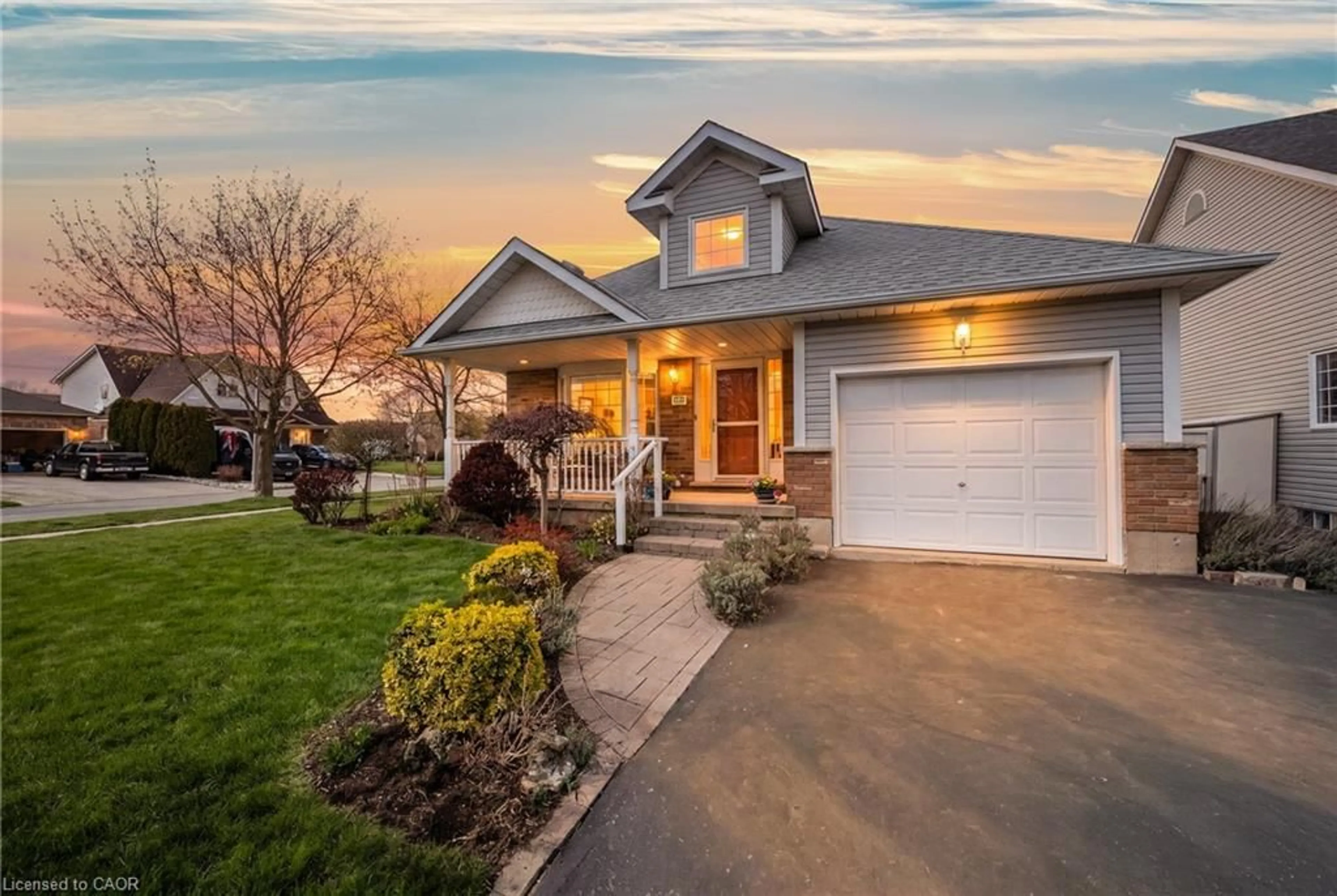 Home with vinyl exterior material, street for 34 Margaret Ave, Grimsby Ontario L3M 5L4