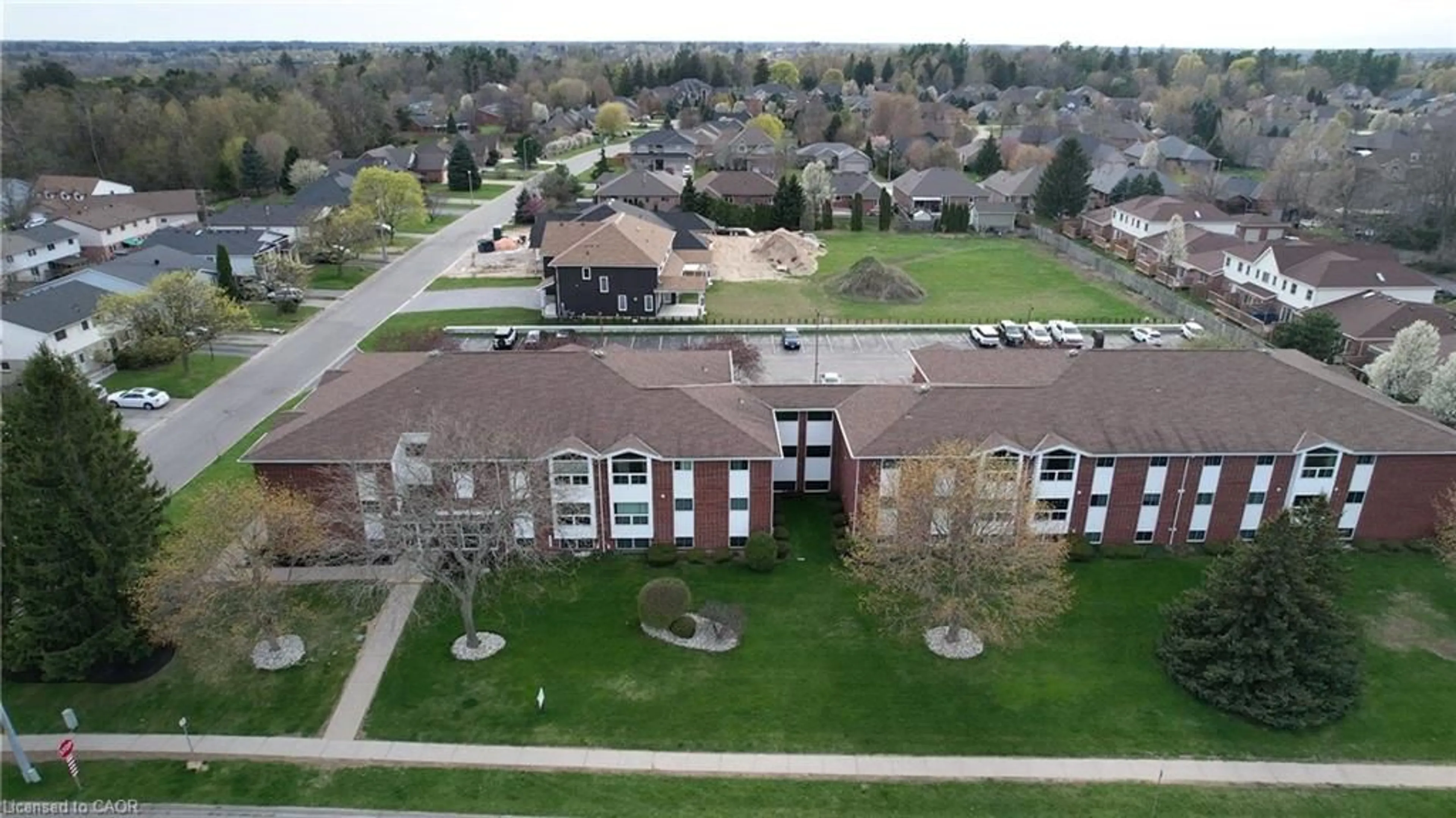 A pic from outside/outdoor area/front of a property/back of a property/a pic from drone, building for 60 Donly Dr #101, Simcoe Ontario N3Y 5K3