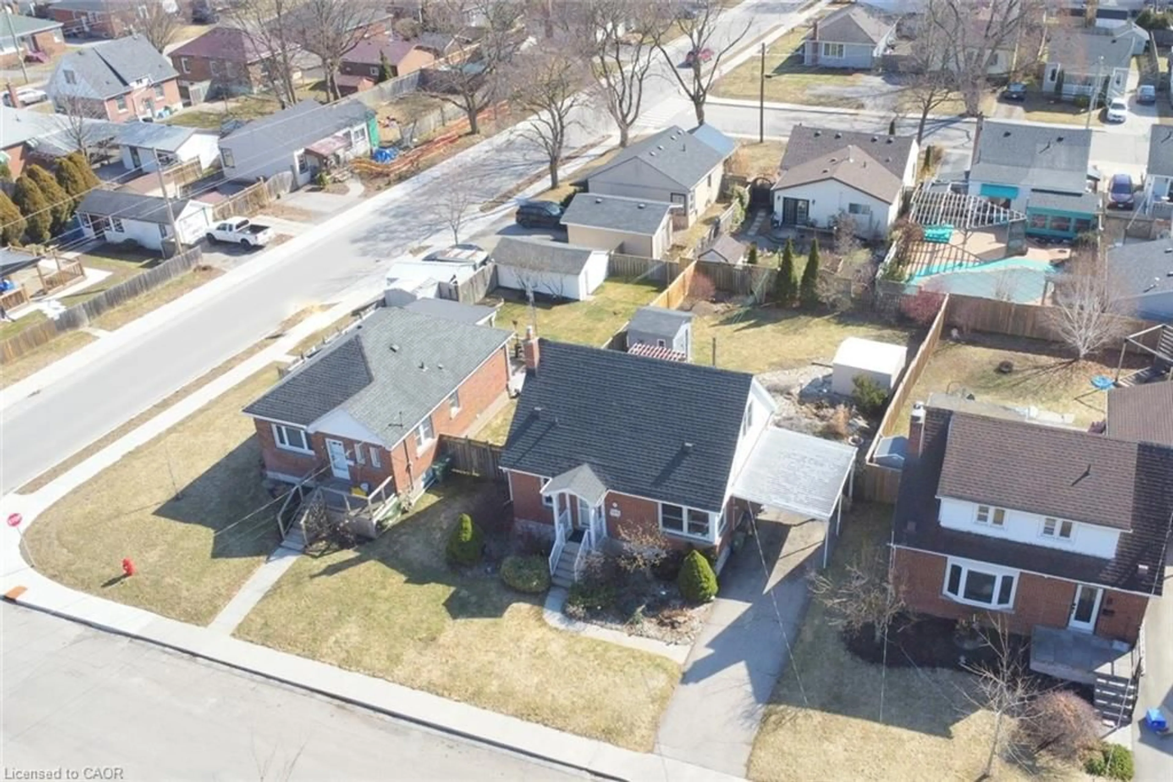 A pic from outside/outdoor area/front of a property/back of a property/a pic from drone, street for 7 Cairns Ave, Dundas Ontario L9H 1G2