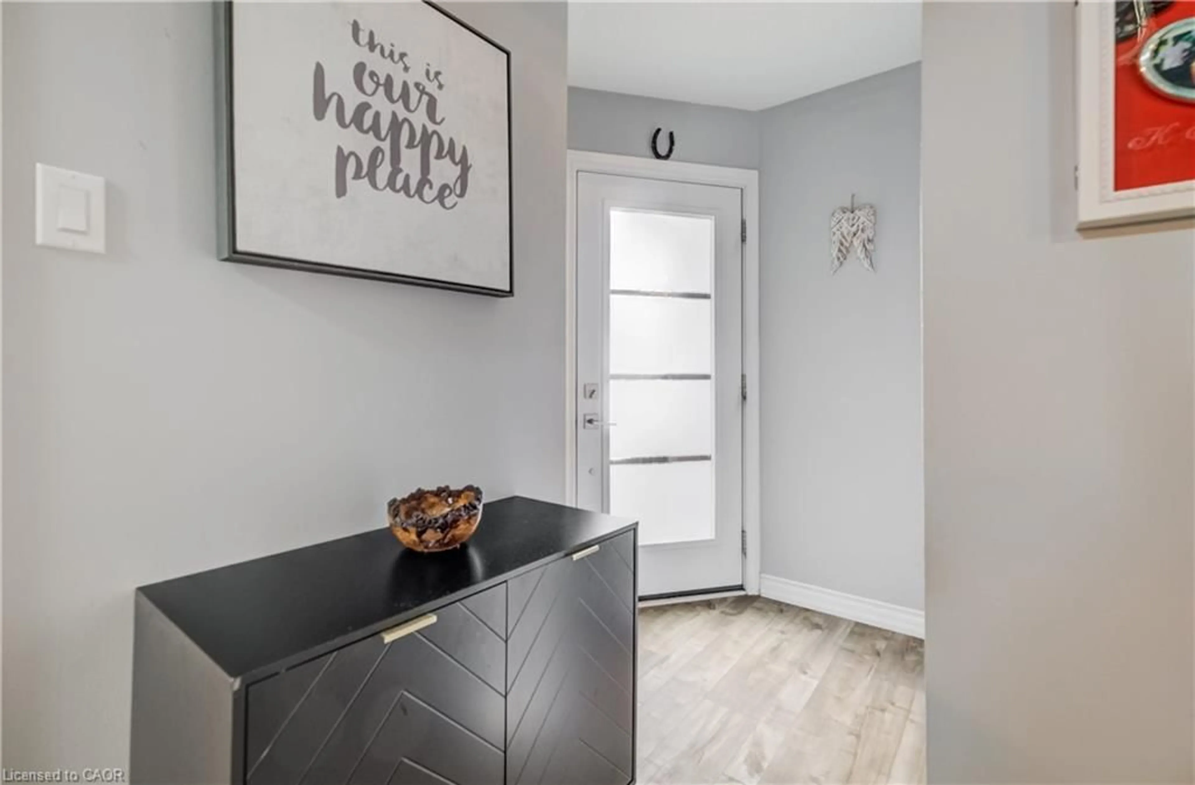 Indoor entryway for 101 Essex Point Dr, Cambridge Ontario N1T 1W6