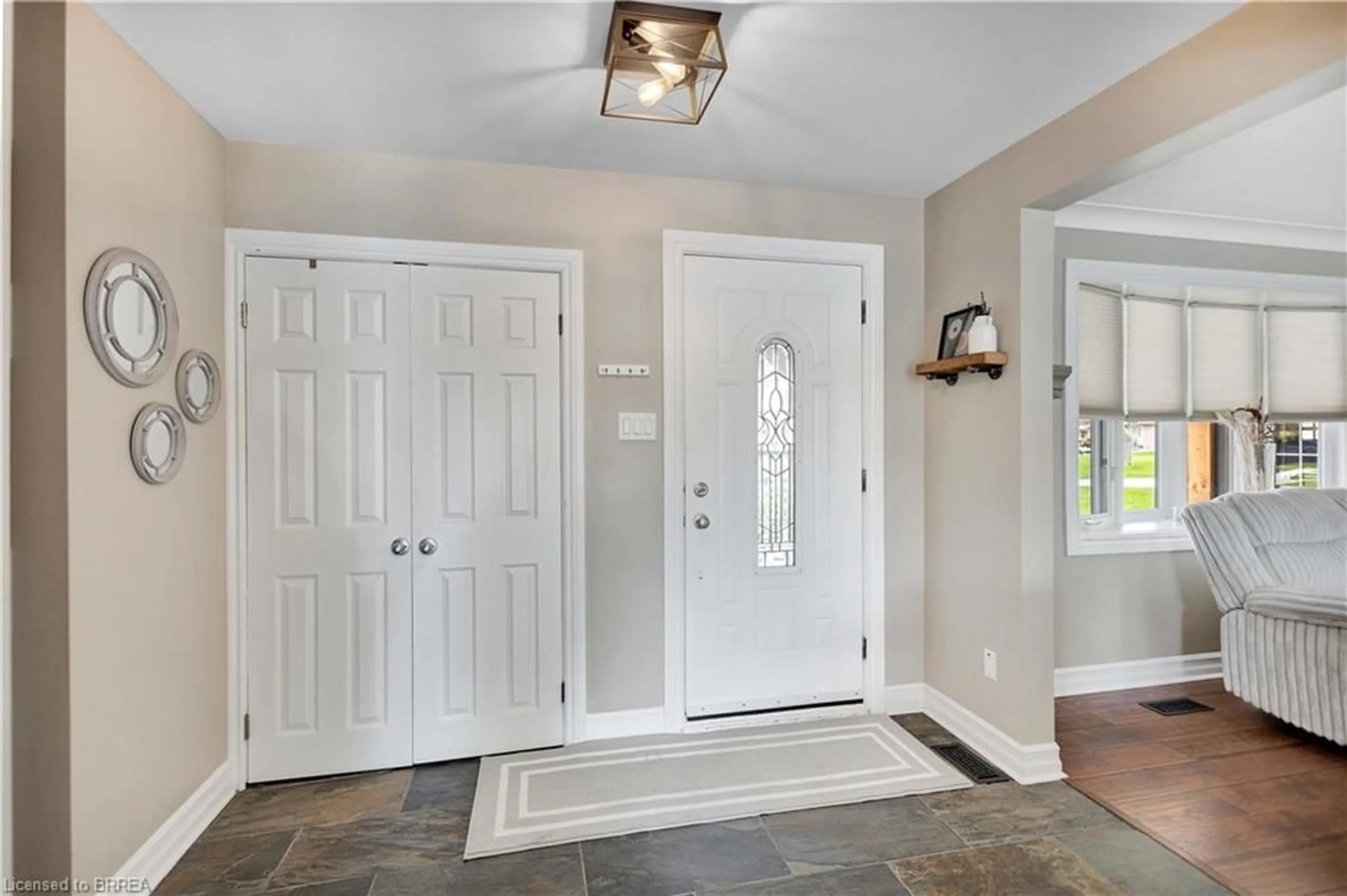 Indoor entryway for 9 Driftwood Dr, Brantford Ontario N3R 3K1