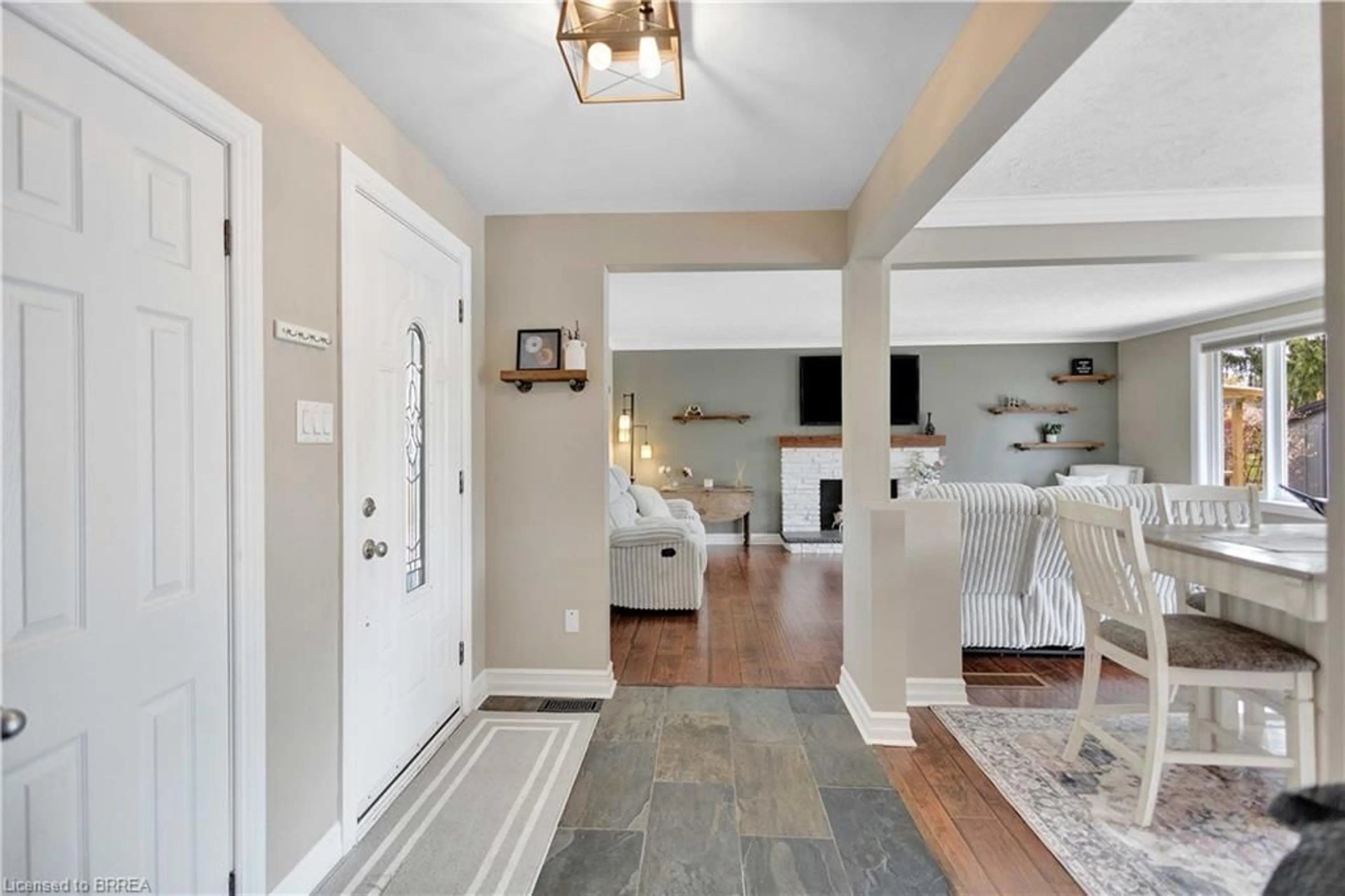 Indoor entryway for 9 Driftwood Dr, Brantford Ontario N3R 3K1