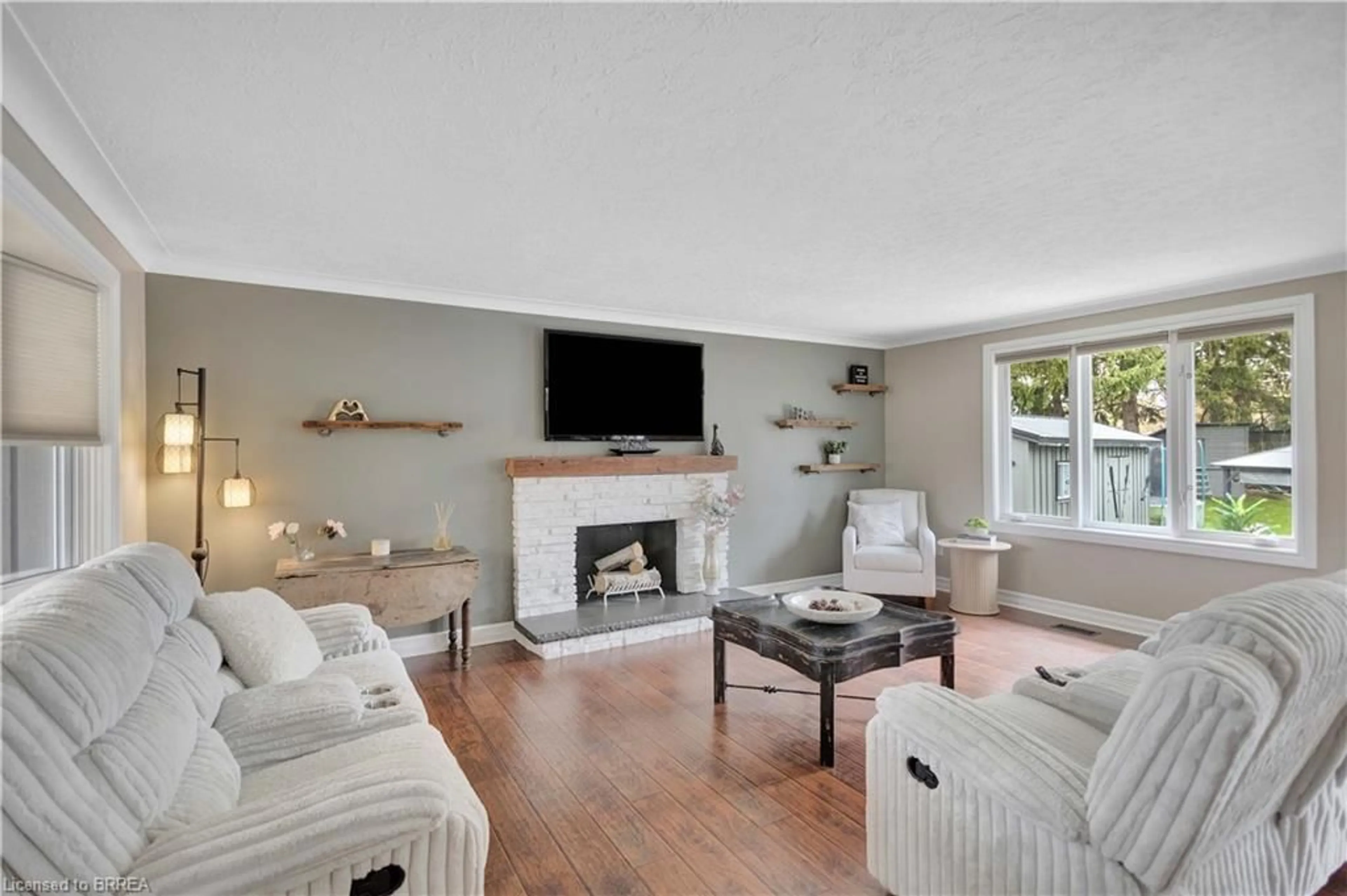Living room with furniture, unknown for 9 Driftwood Dr, Brantford Ontario N3R 3K1