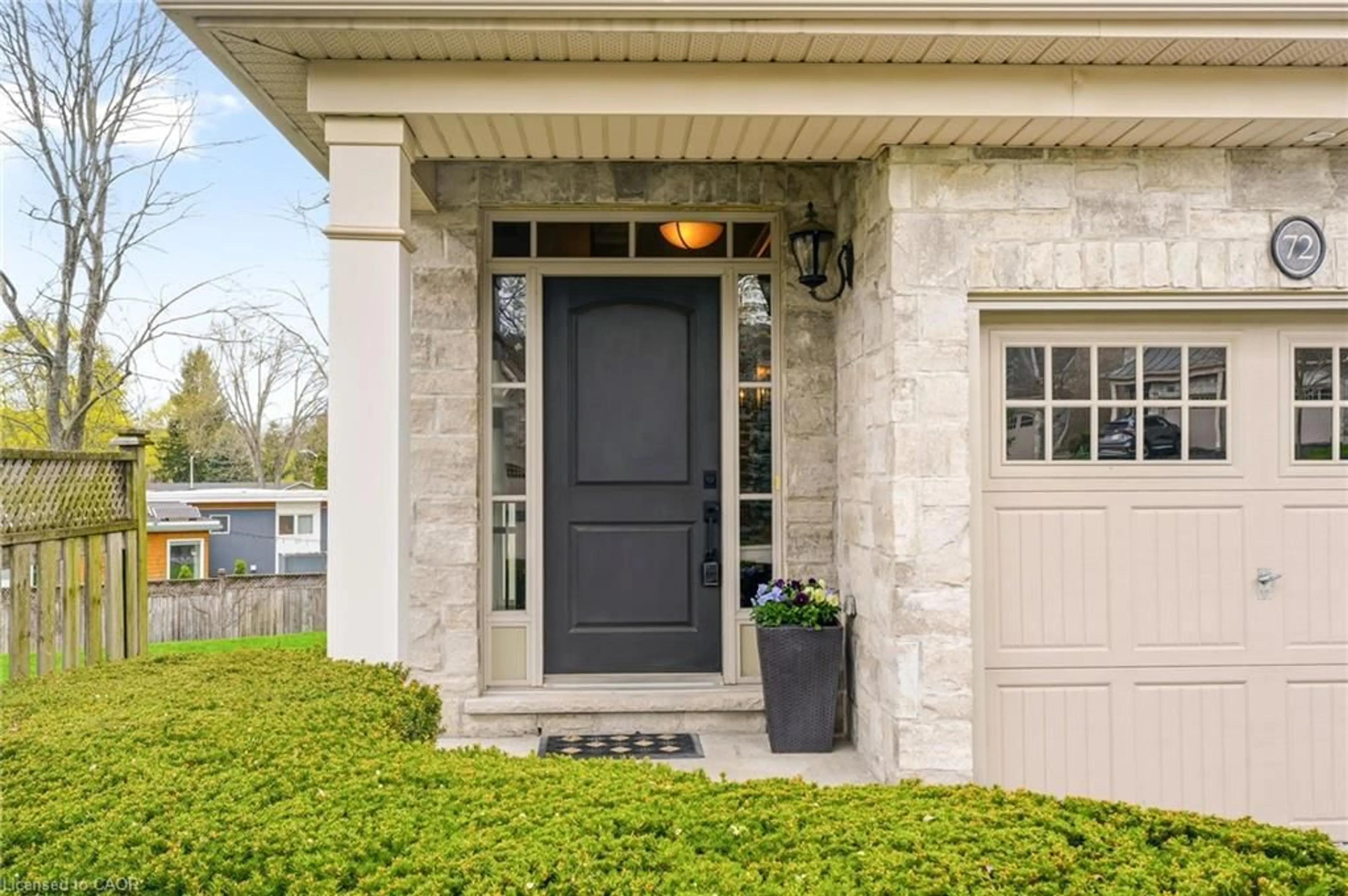 Indoor entryway for 72 Mcgrath Crt, Dundas Ontario L9H 0A5