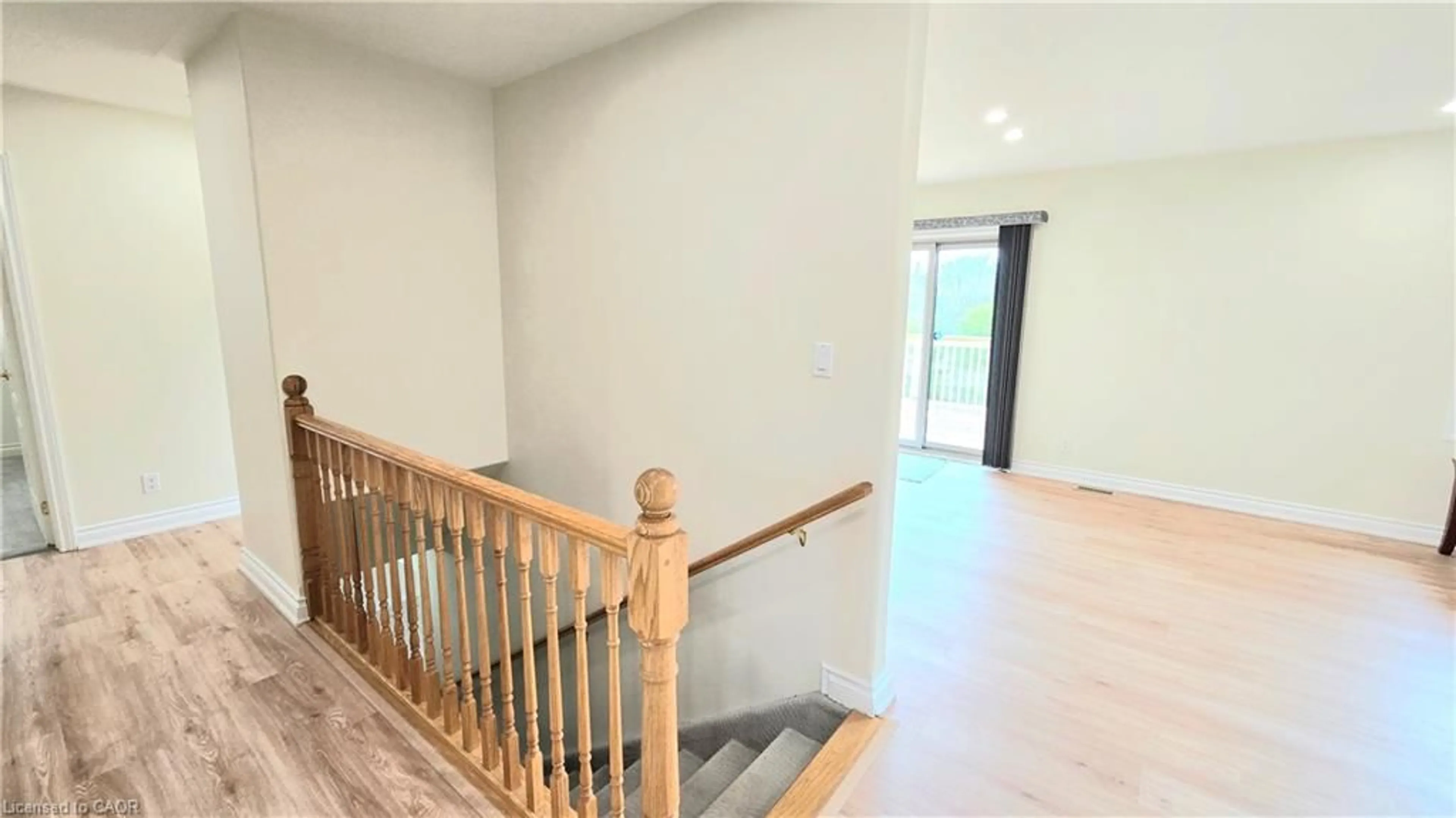 Indoor foyer for 451 Queen St, Simcoe Ontario N3Y 5N1