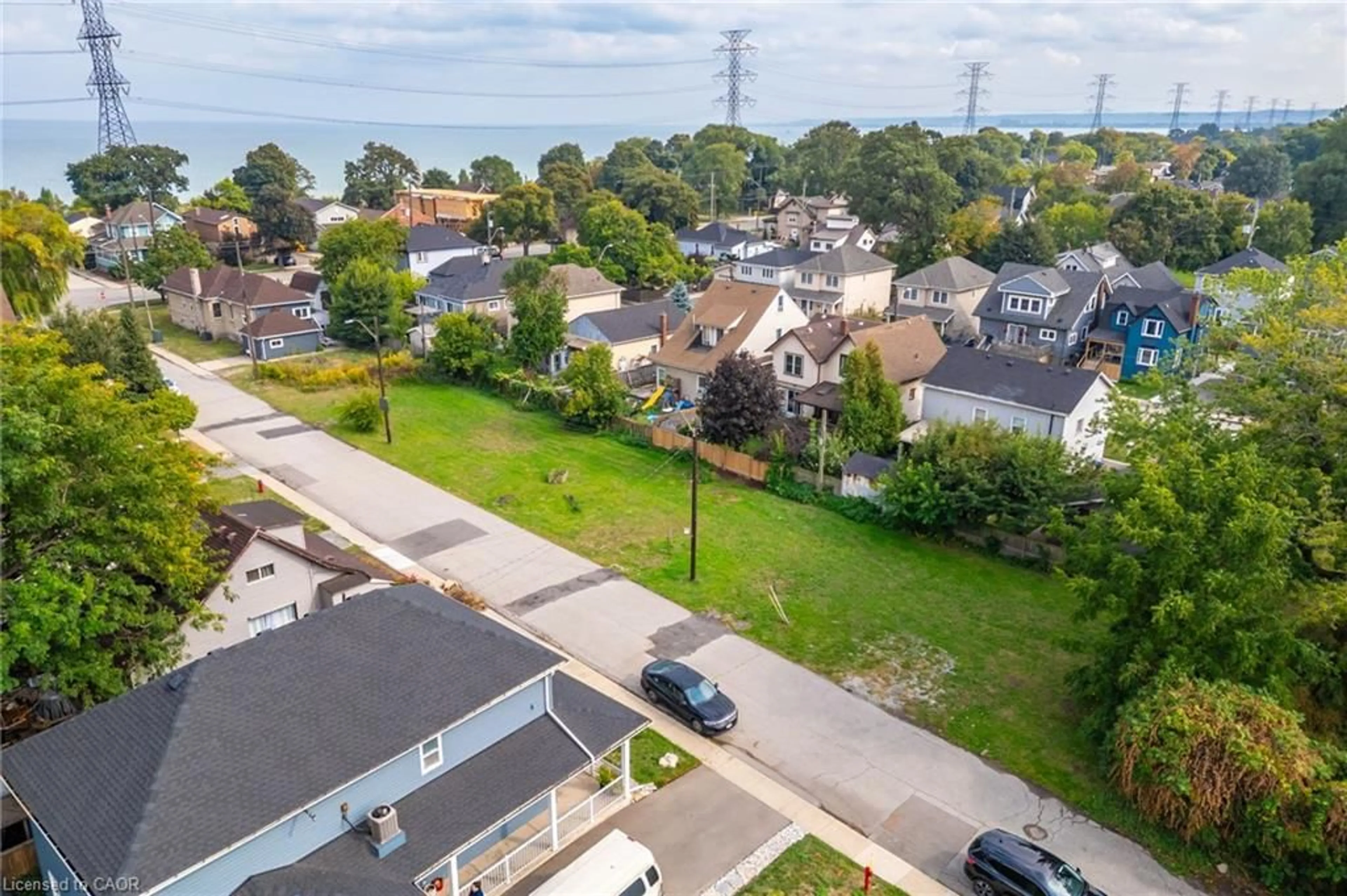 A pic from outside/outdoor area/front of a property/back of a property/a pic from drone, street for 11 Knapmans Dr, Hamilton Ontario L8H 7E8