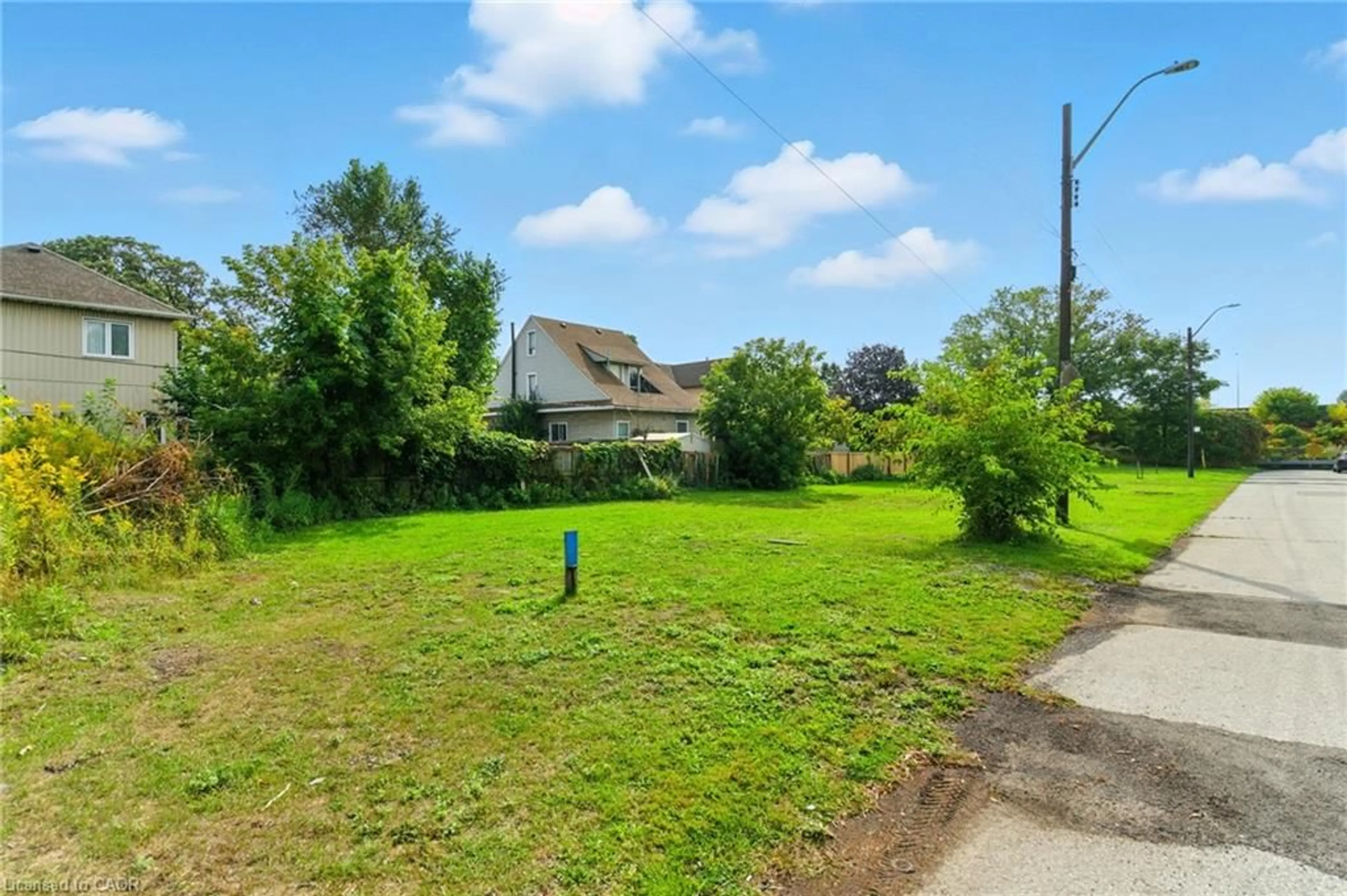 A pic from outside/outdoor area/front of a property/back of a property/a pic from drone, street for 11 Knapmans Dr, Hamilton Ontario L8H 7E8