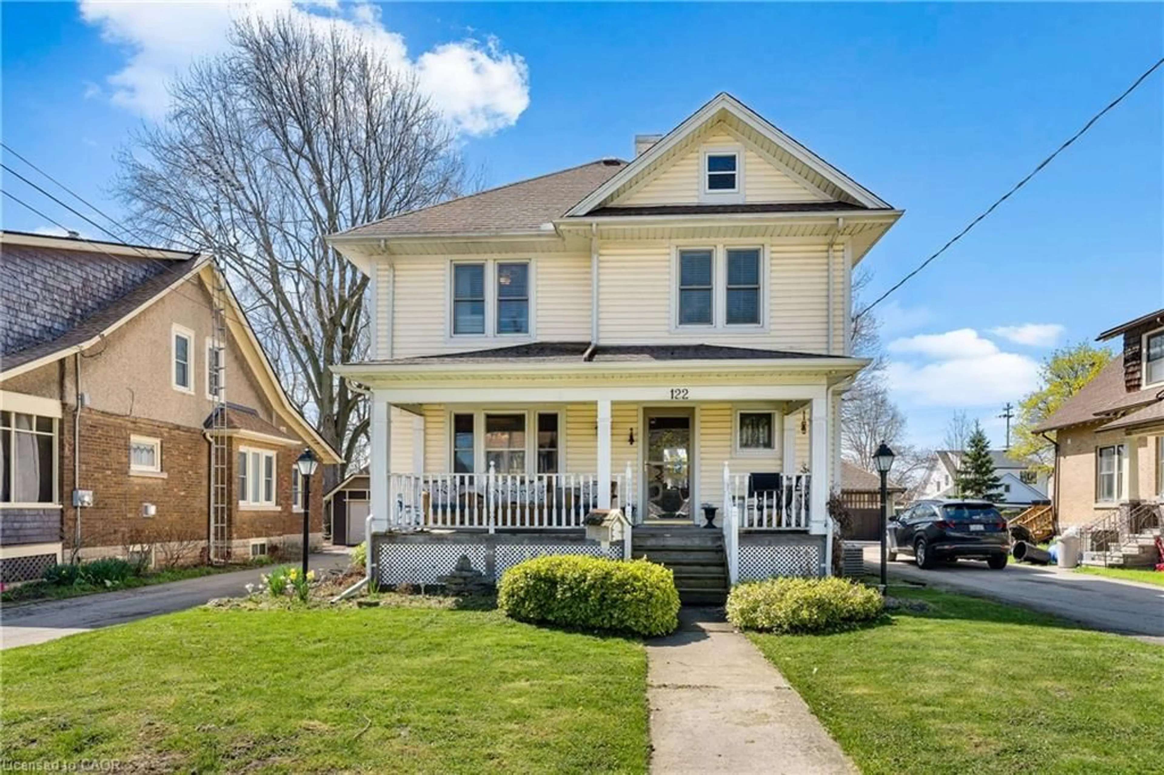 Home with vinyl exterior material, street for 122 Elgin St, Port Colborne Ontario L3K 3K2