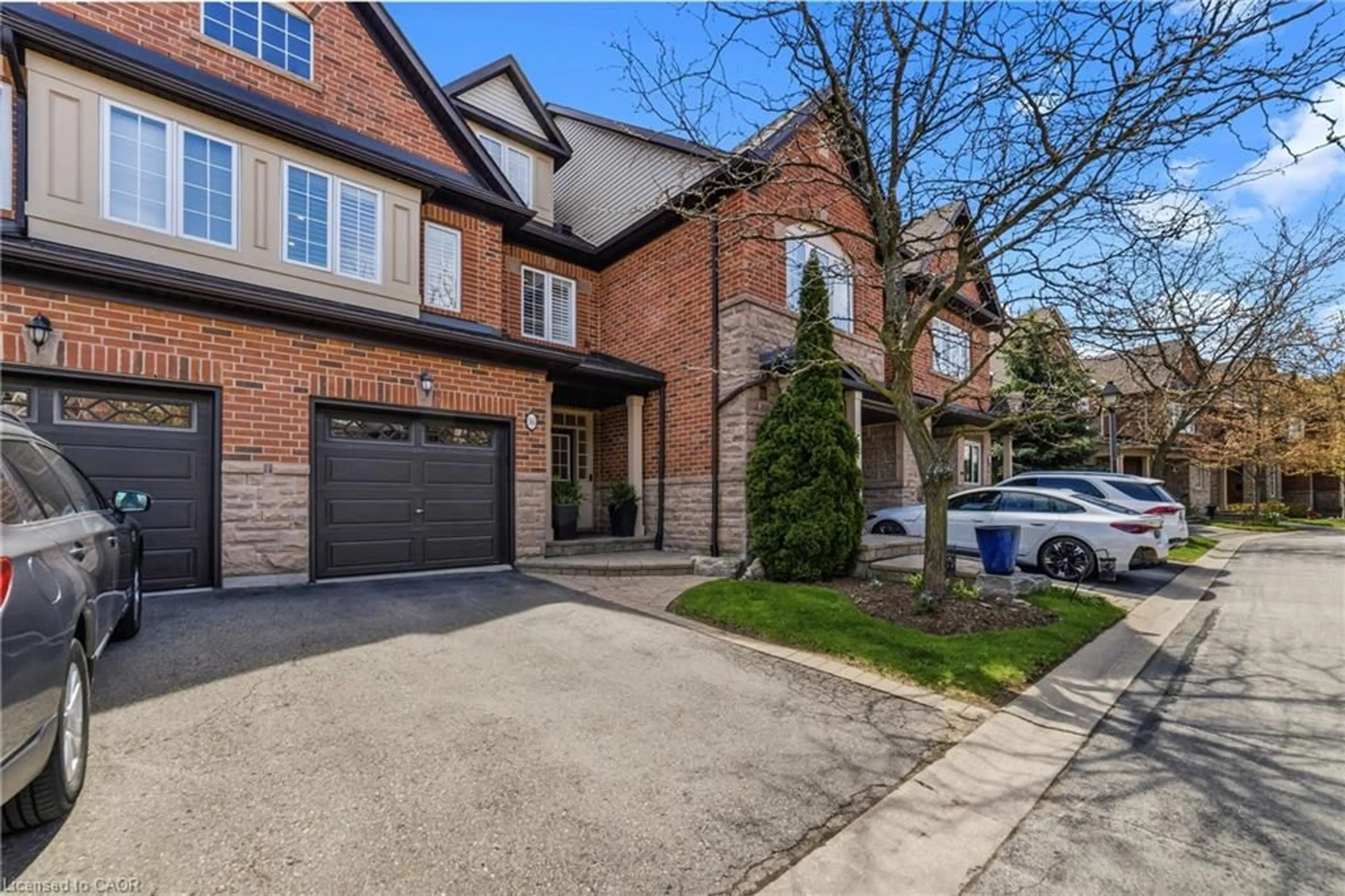 Home with brick exterior material, street for 300 Ravineview Way #16, Oakville Ontario L6H 7J1
