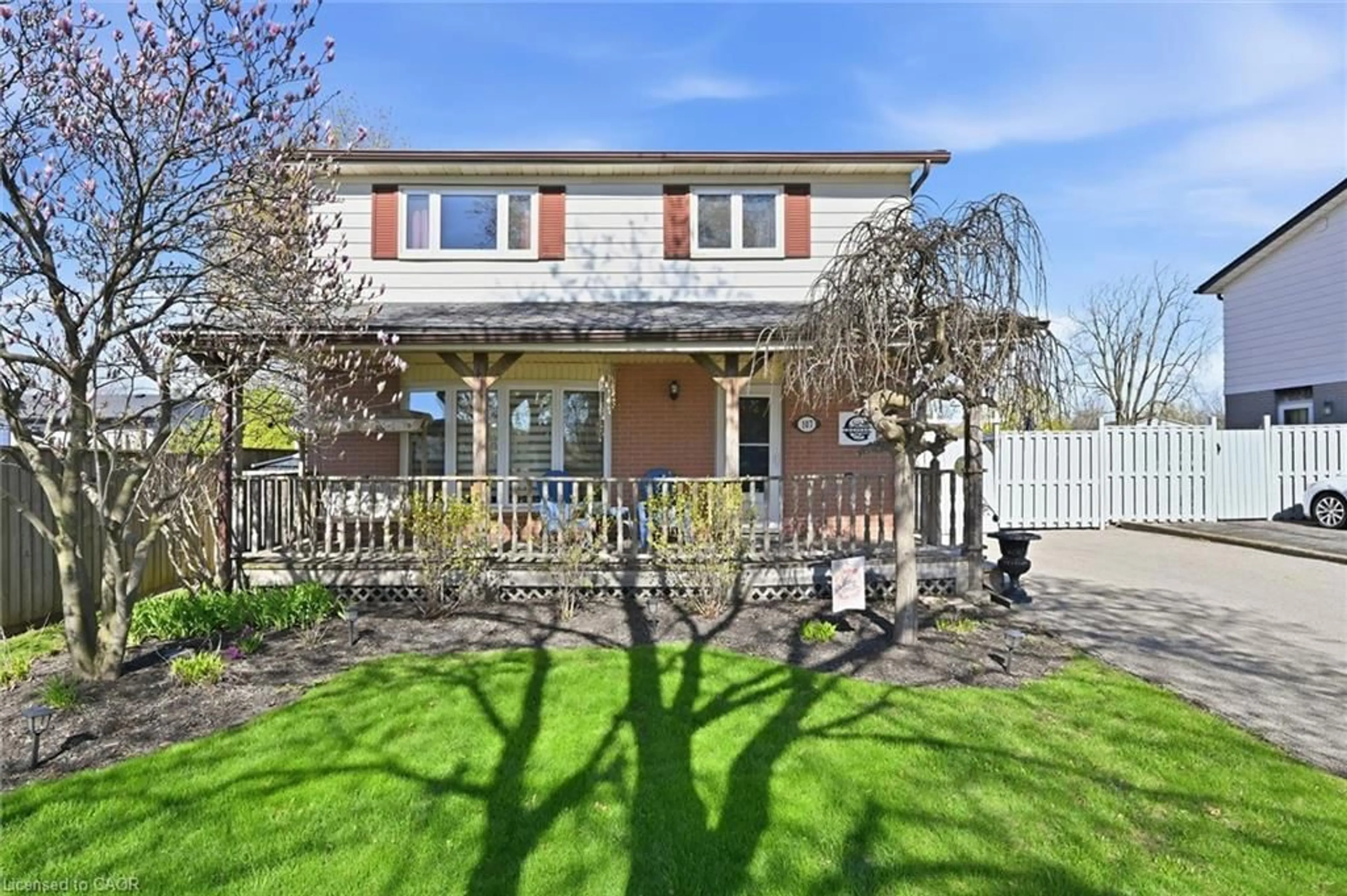 A pic from outside/outdoor area/front of a property/back of a property/a pic from drone, street for 107 Billington Cres, Hamilton Ontario L8T 4R3