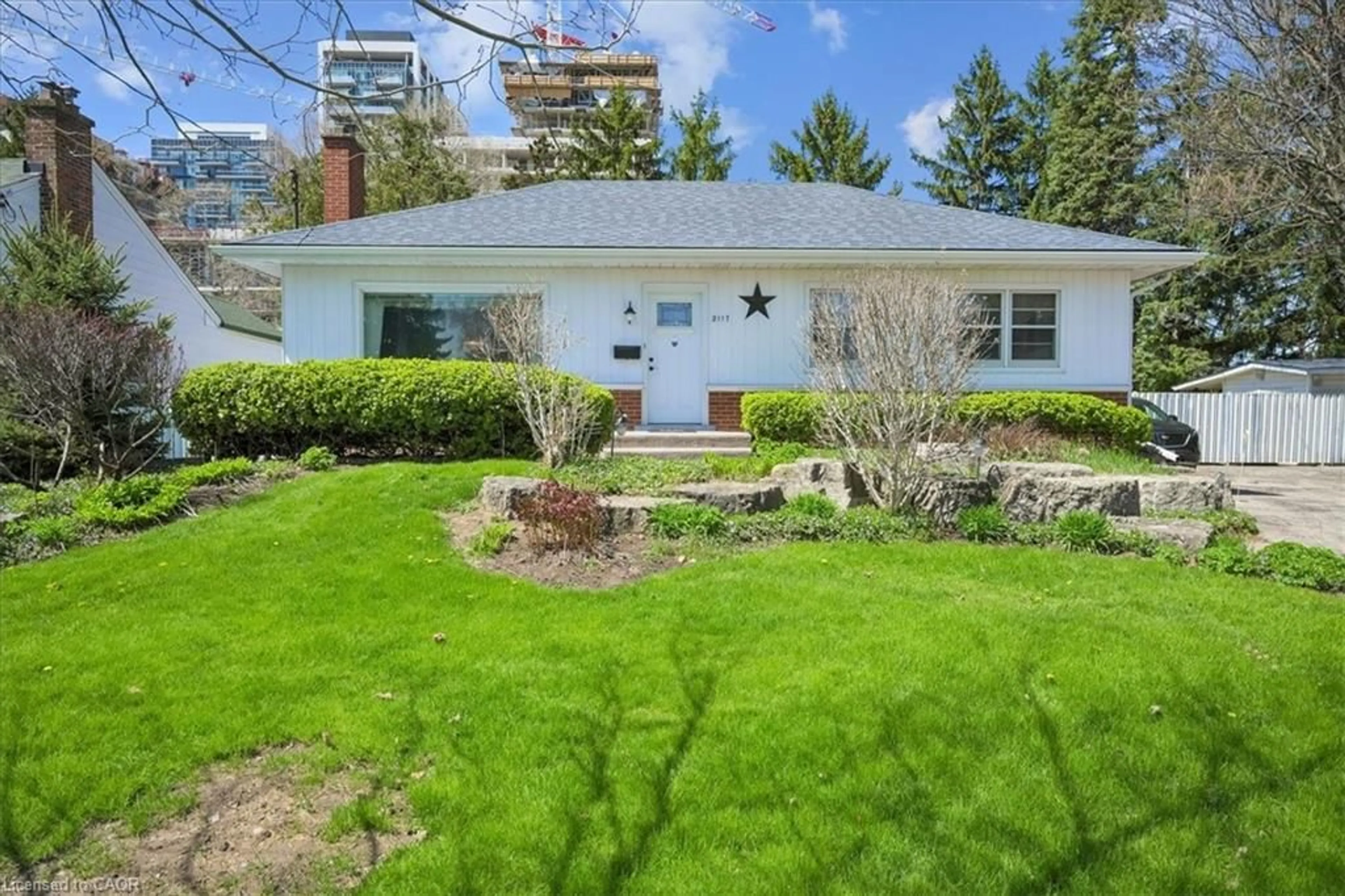 Patio, street for 2117 Edinburgh Dr, Burlington Ontario L7R 2C8