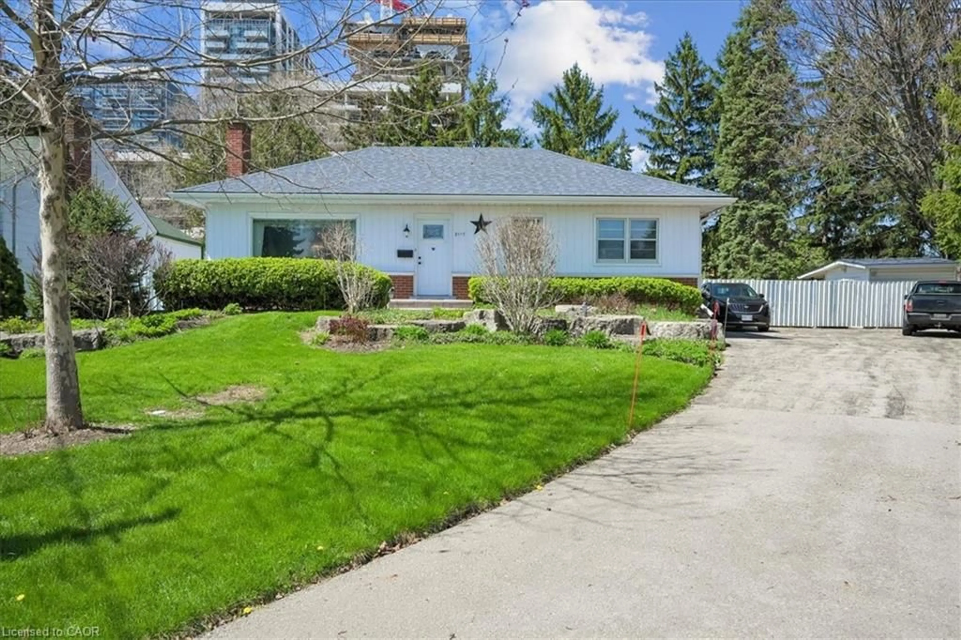 Patio, street for 2117 Edinburgh Dr, Burlington Ontario L7R 2C8