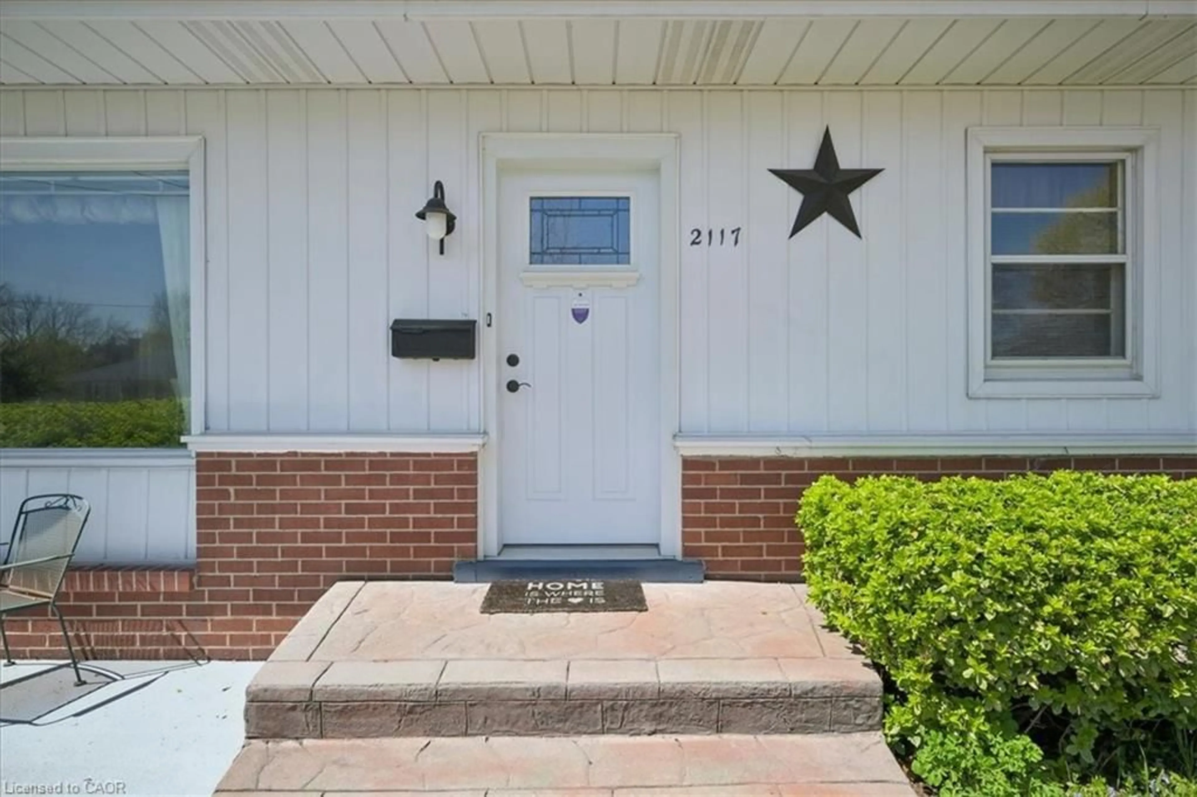 Indoor entryway for 2117 Edinburgh Dr, Burlington Ontario L7R 2C8