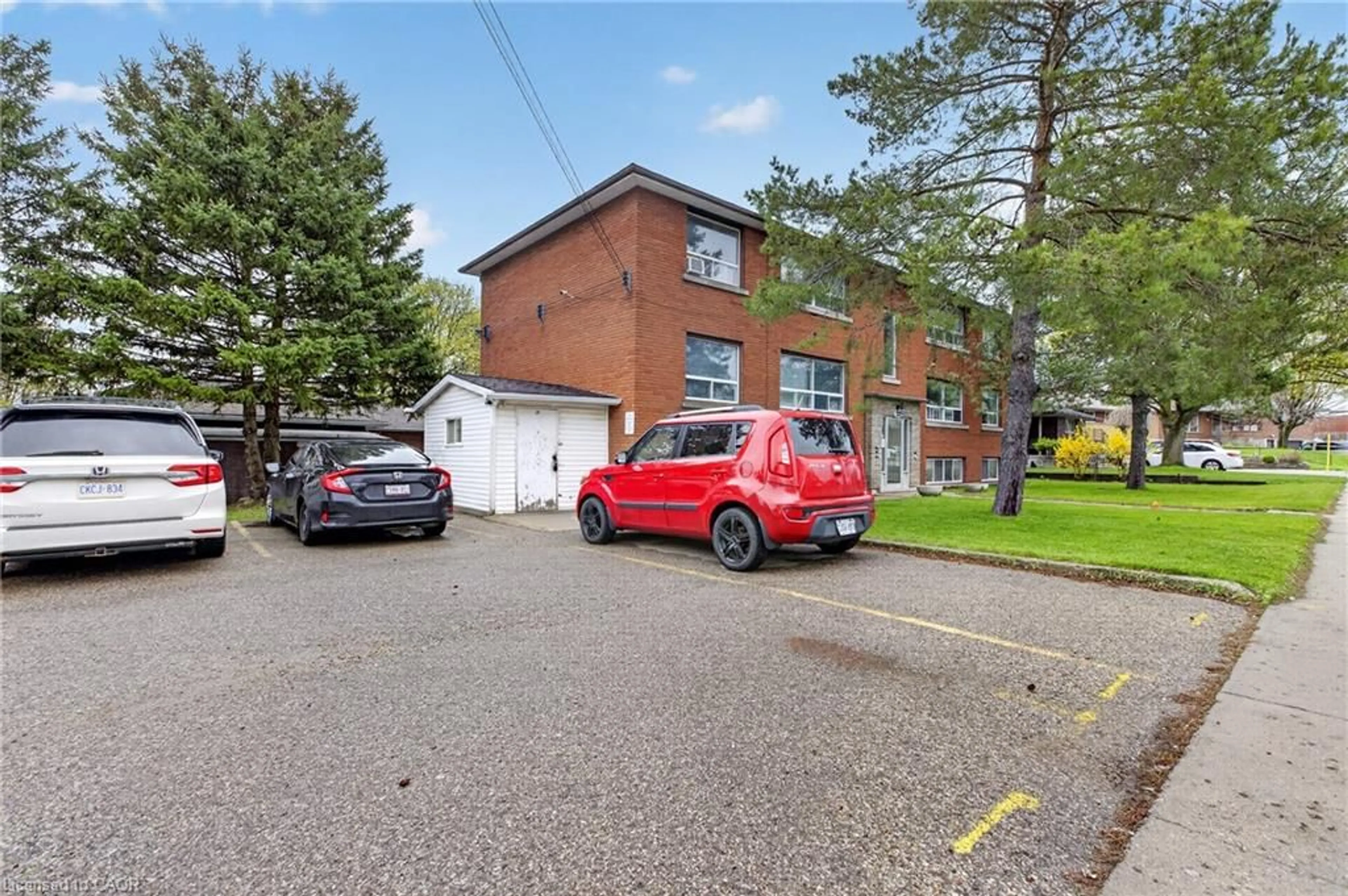 A pic from outside/outdoor area/front of a property/back of a property/a pic from drone, street for 72 Hoffman St, Kitchener Ontario N2M 3M9