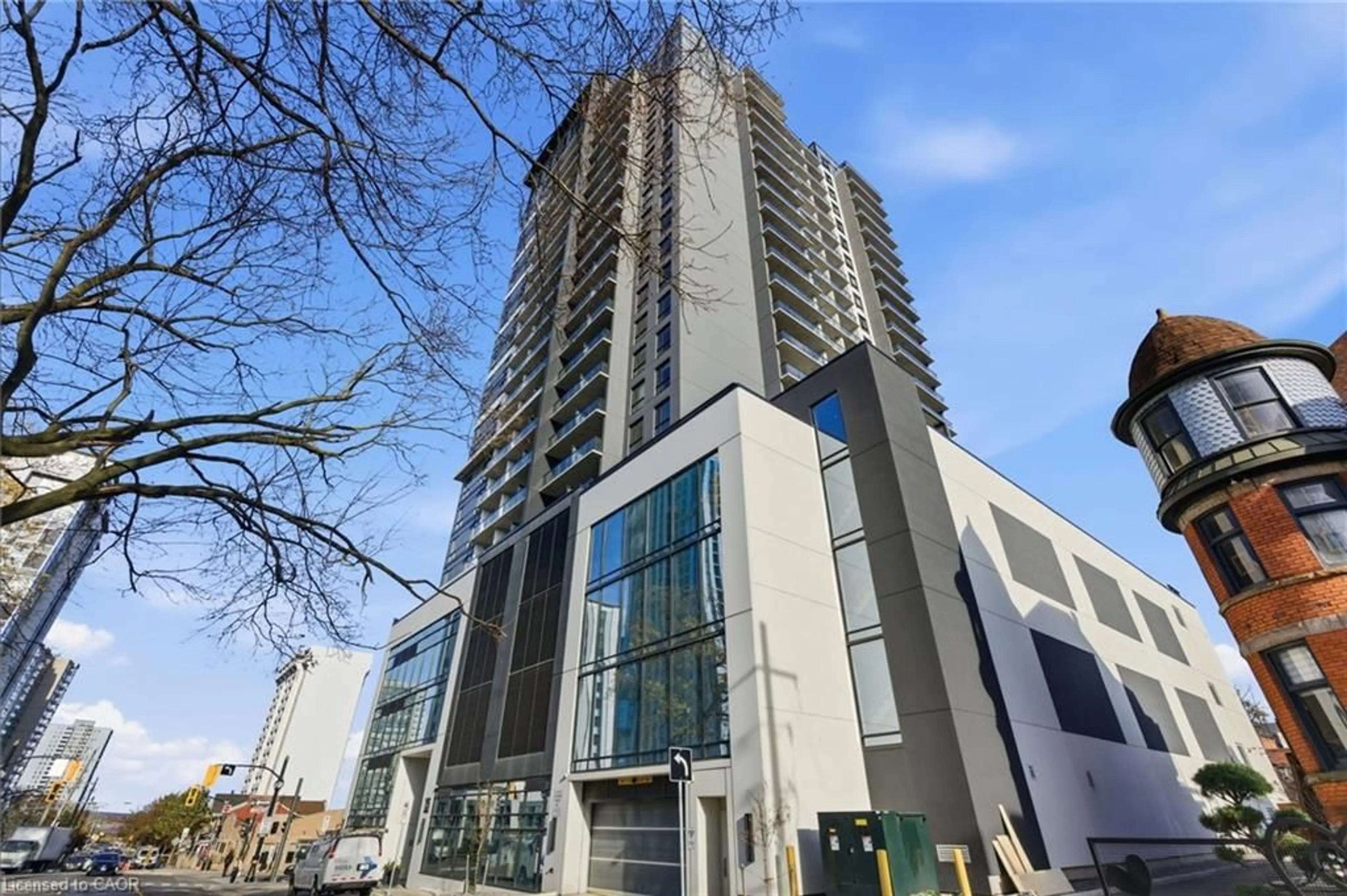 A pic from outside/outdoor area/front of a property/back of a property/a pic from drone, building for 15 Queen St #609, Hamilton Ontario L8P 0C6