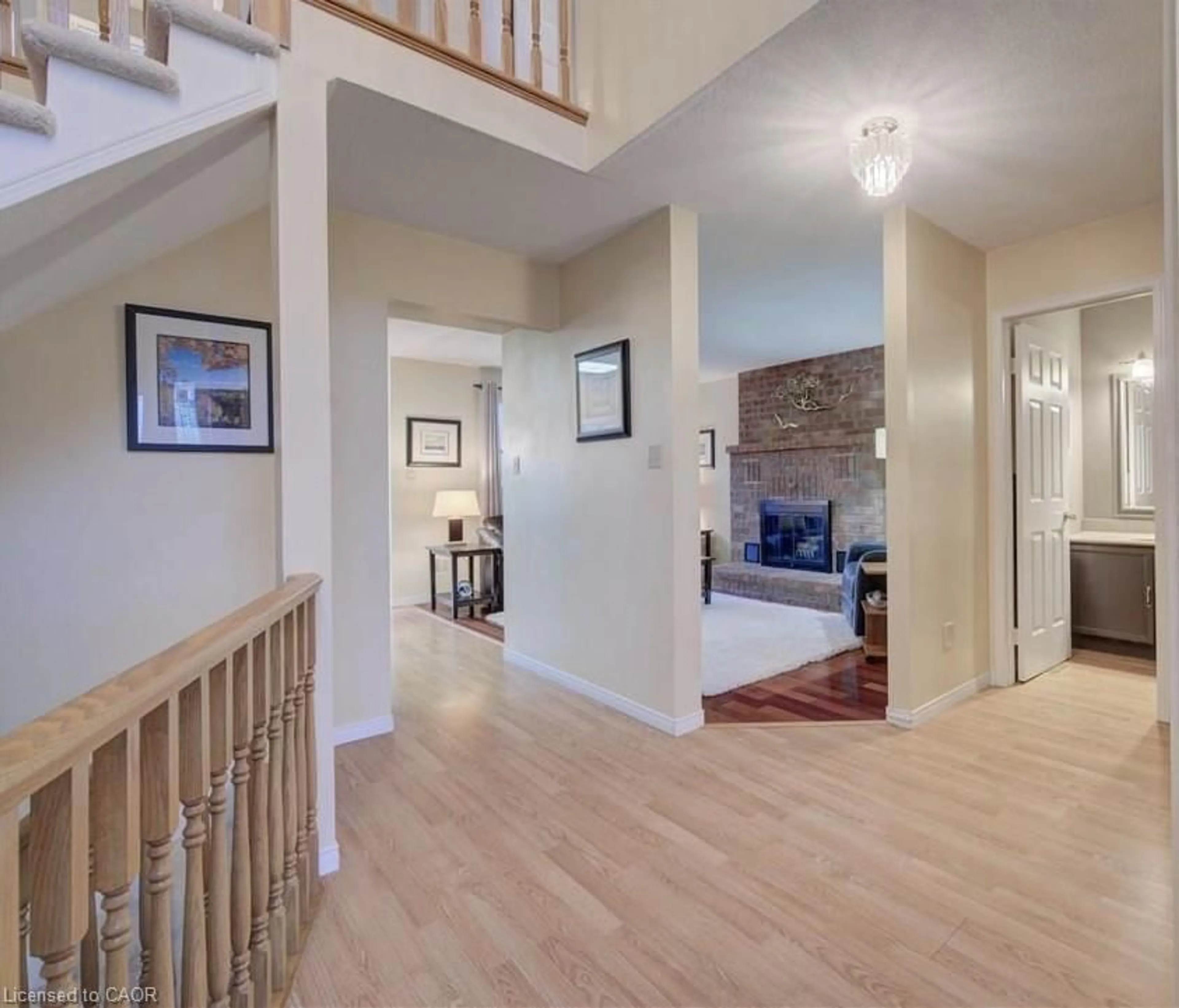 Indoor entryway for 112 West Acres Cres, Kitchener Ontario N2N 3G8