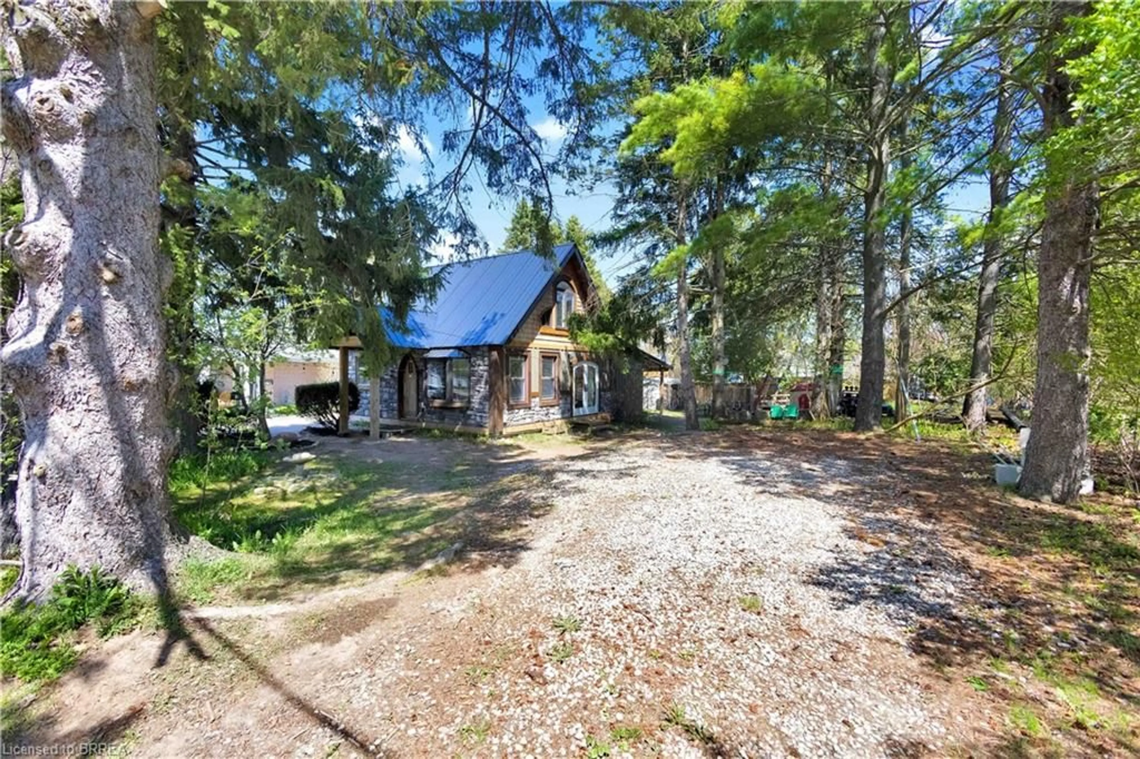A pic from outside/outdoor area/front of a property/back of a property/a pic from drone, unknown for 6 Churchill Dr, Paris Ontario N3L 1J1