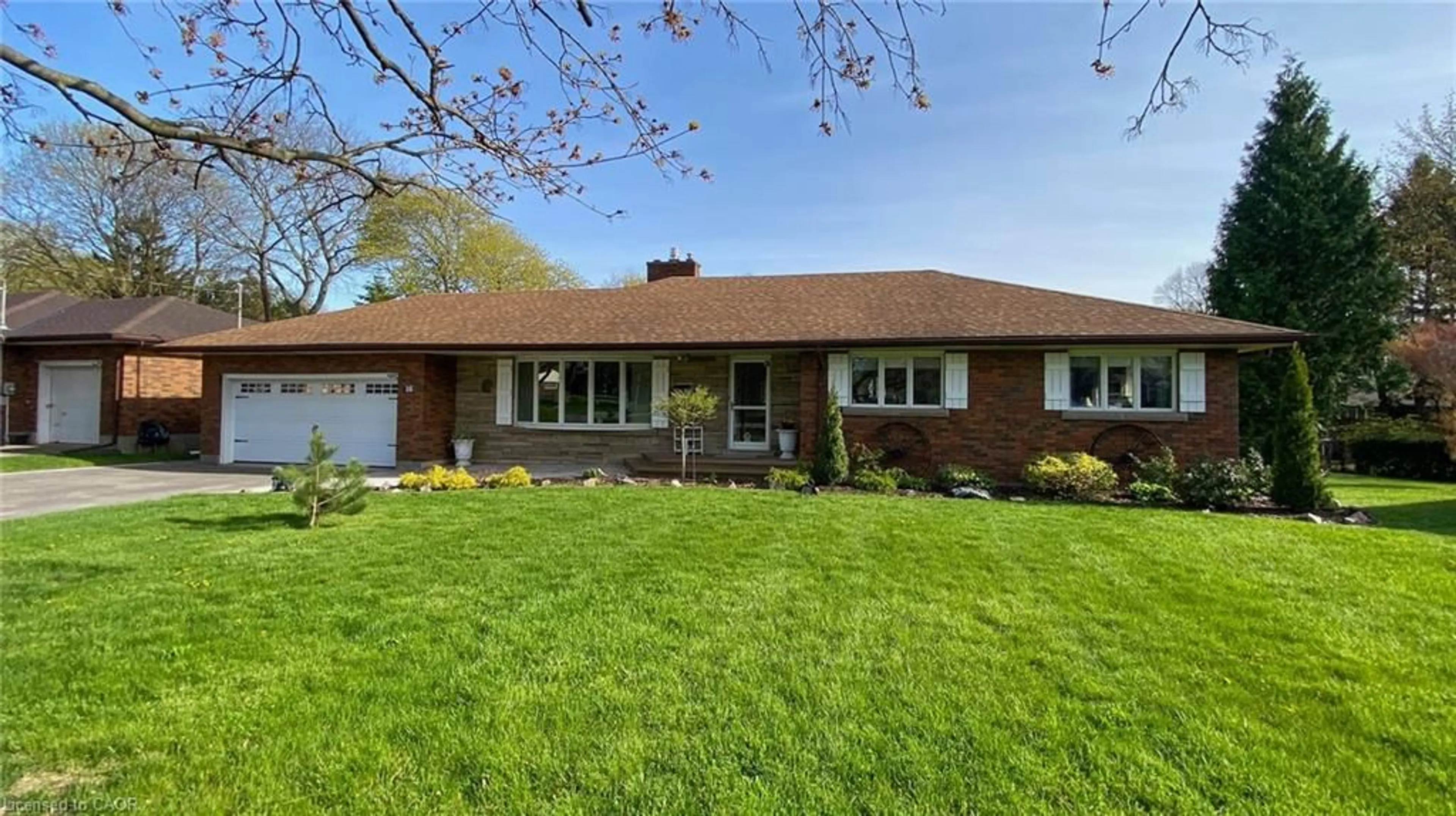 Home with brick exterior material, street for 16 Daleview Cres, Fonthill Ontario L0S 1E0