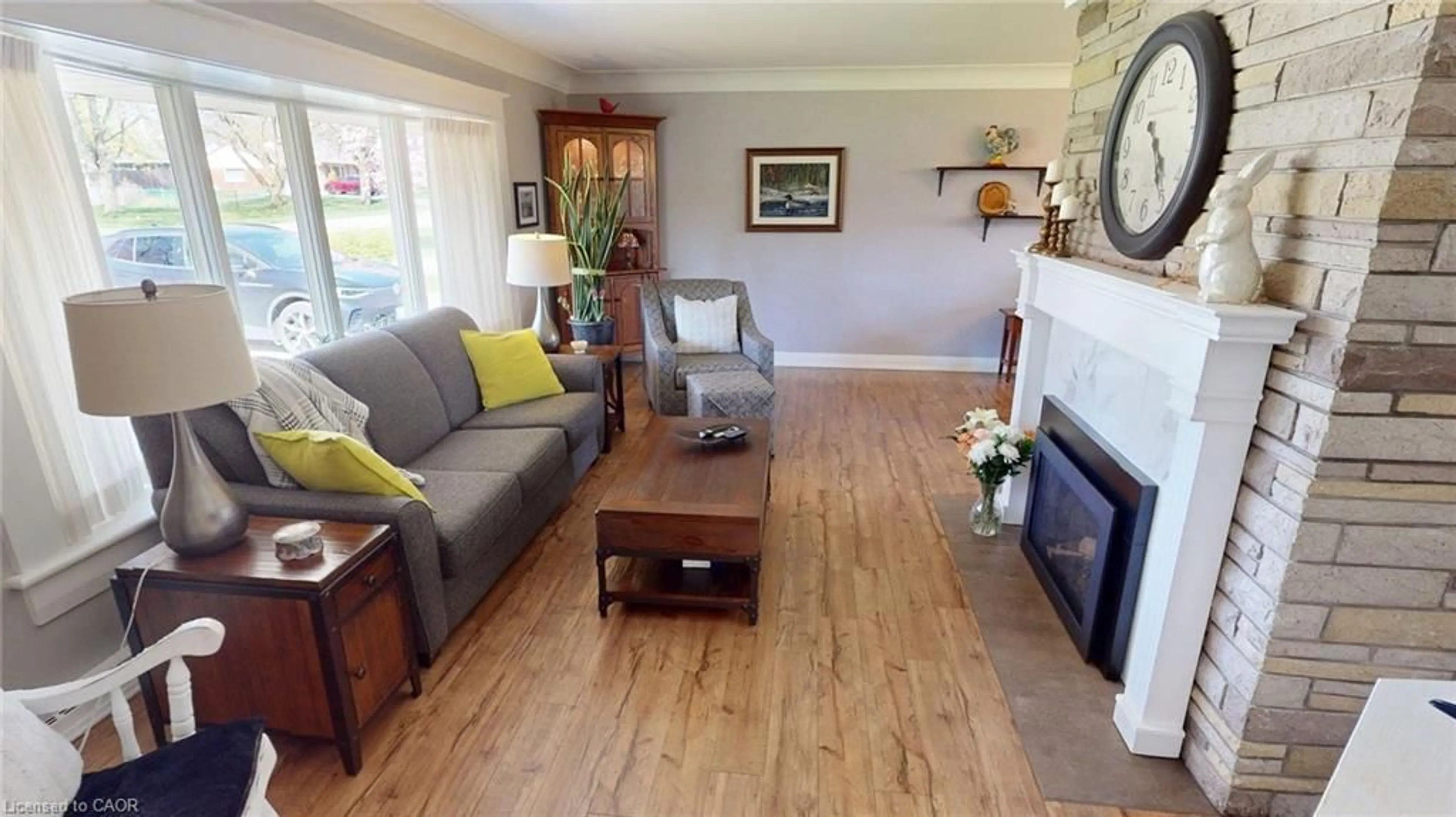 Living room with furniture, wood/laminate floor for 16 Daleview Cres, Fonthill Ontario L0S 1E0
