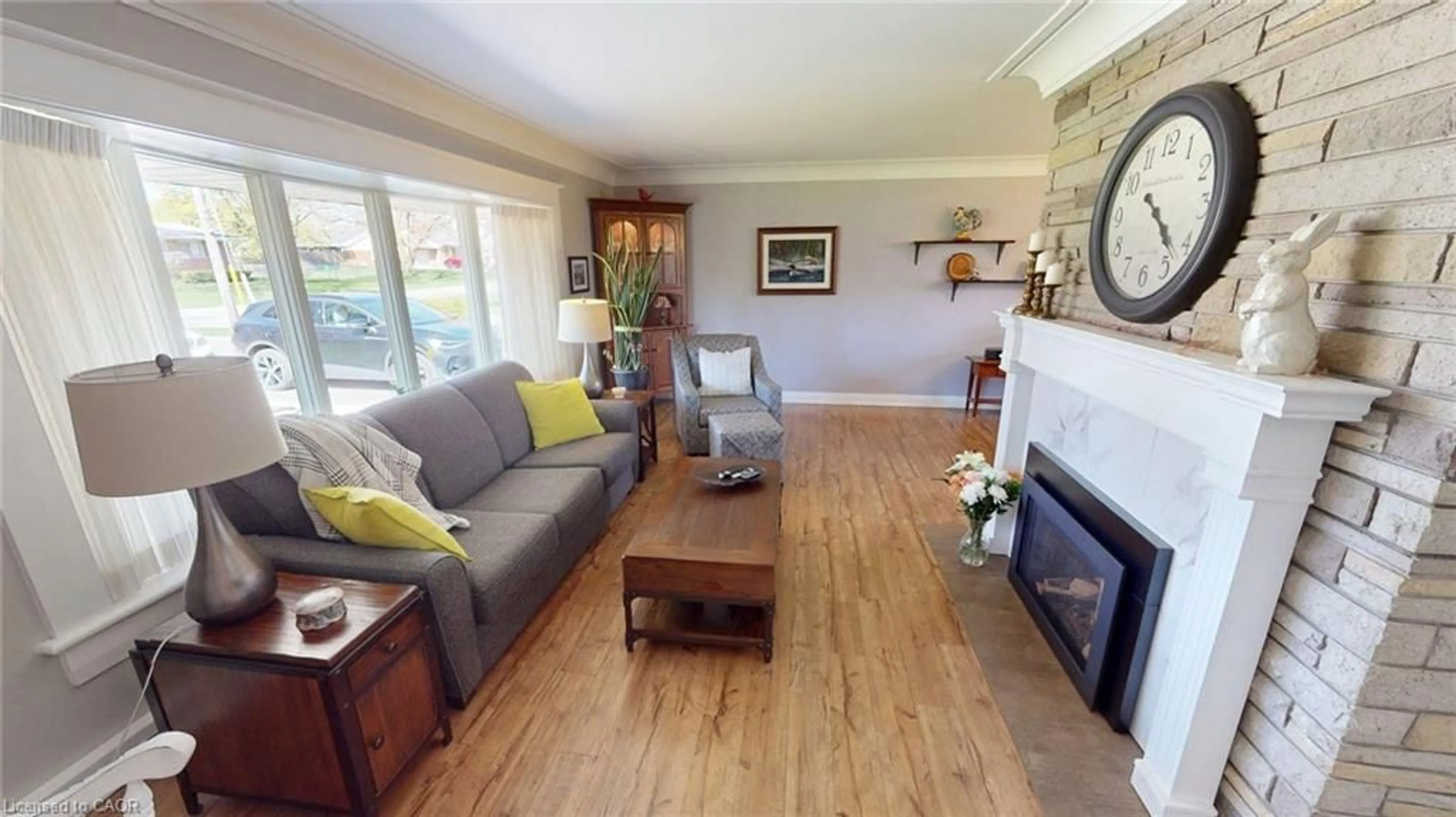 Living room with furniture, wood/laminate floor for 16 Daleview Cres, Fonthill Ontario L0S 1E0