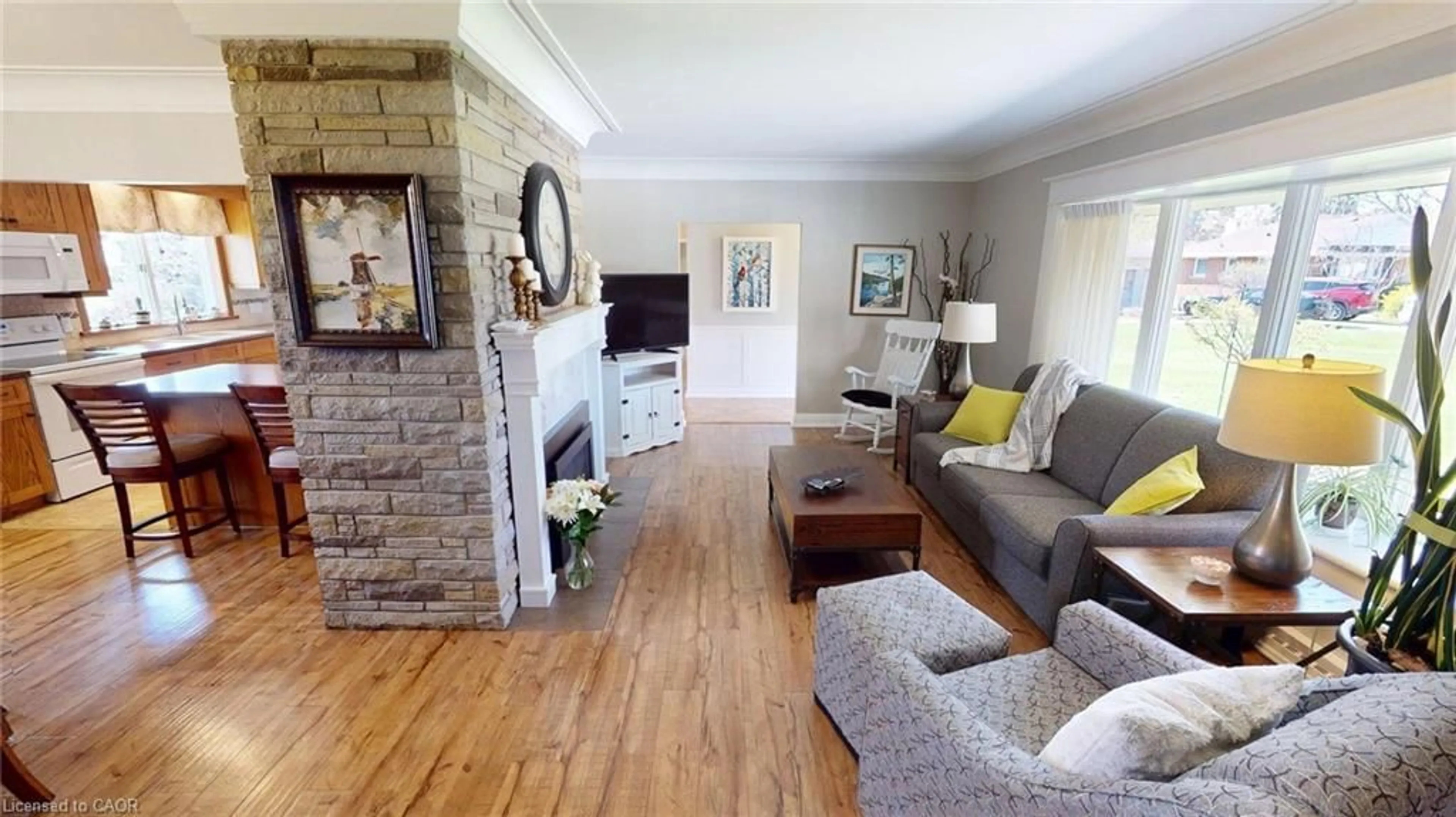 Living room with furniture, wood/laminate floor for 16 Daleview Cres, Fonthill Ontario L0S 1E0