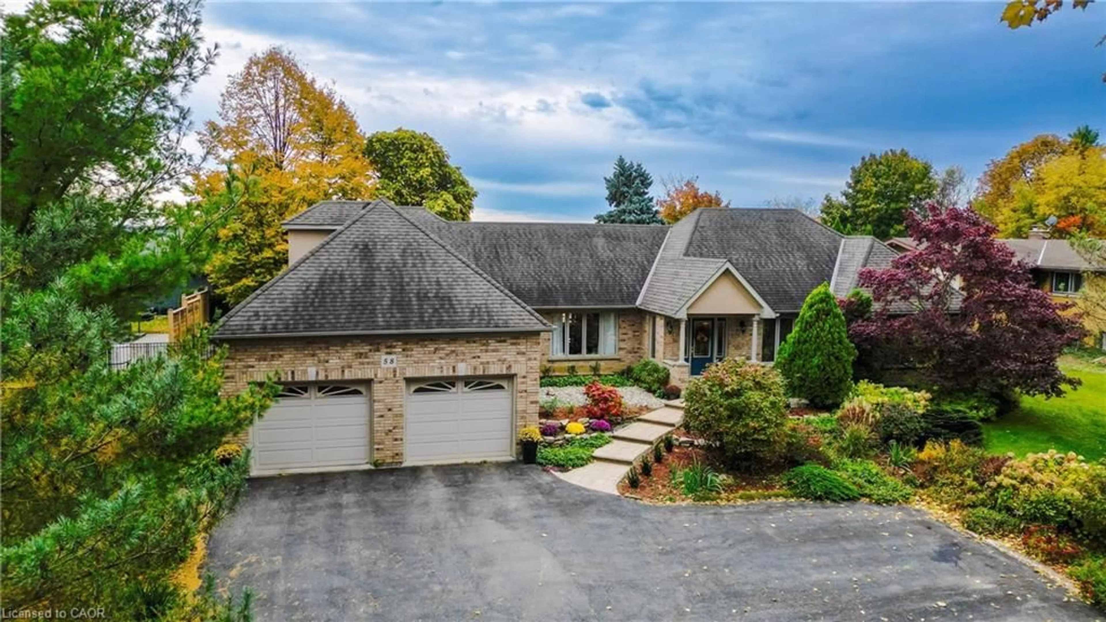 A pic from outside/outdoor area/front of a property/back of a property/a pic from drone, street for 58 Oak Ave, Dundas Ontario L9H 4Y9