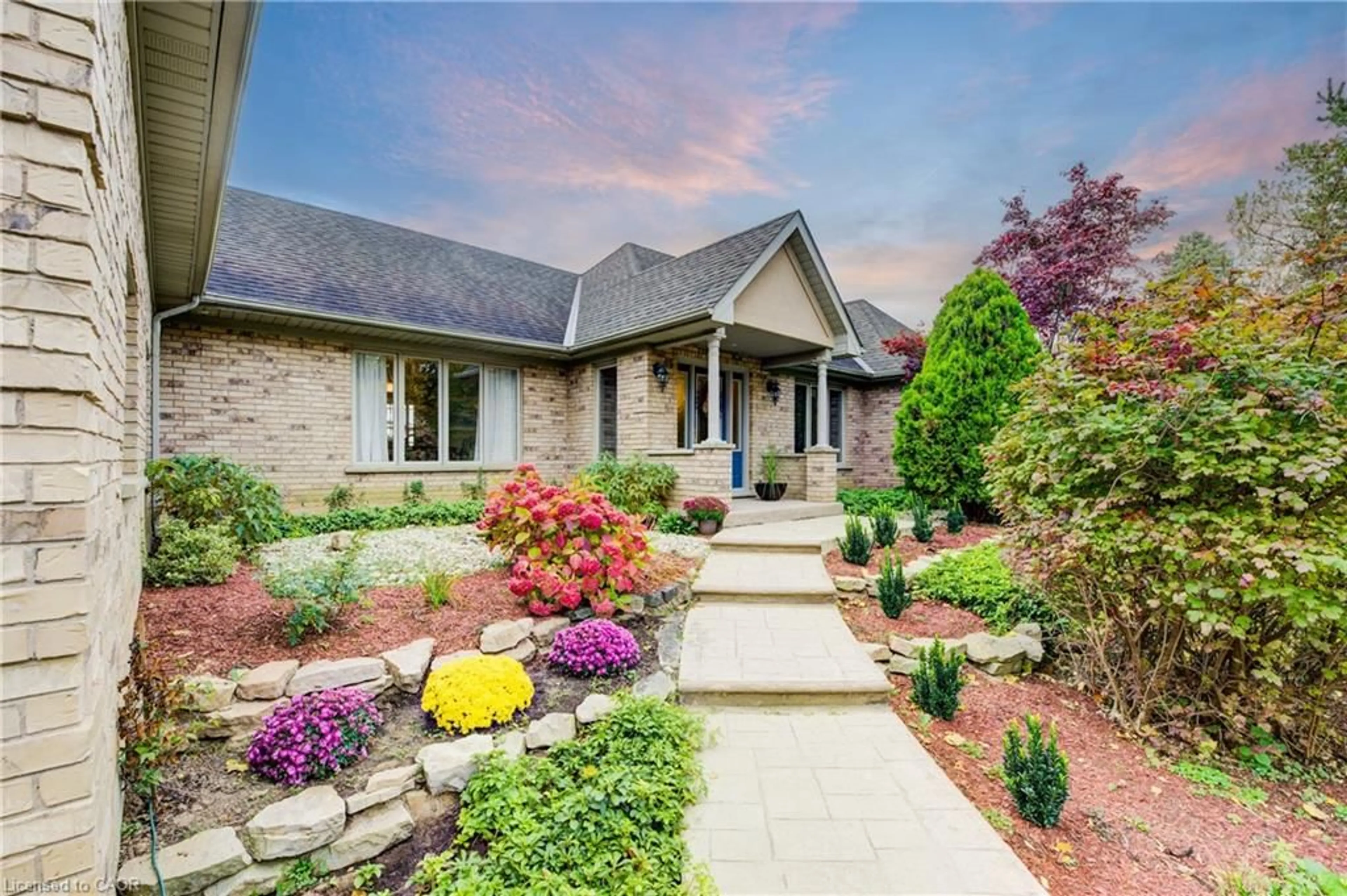 Home with brick exterior material, unknown for 58 Oak Ave, Dundas Ontario L9H 4Y9