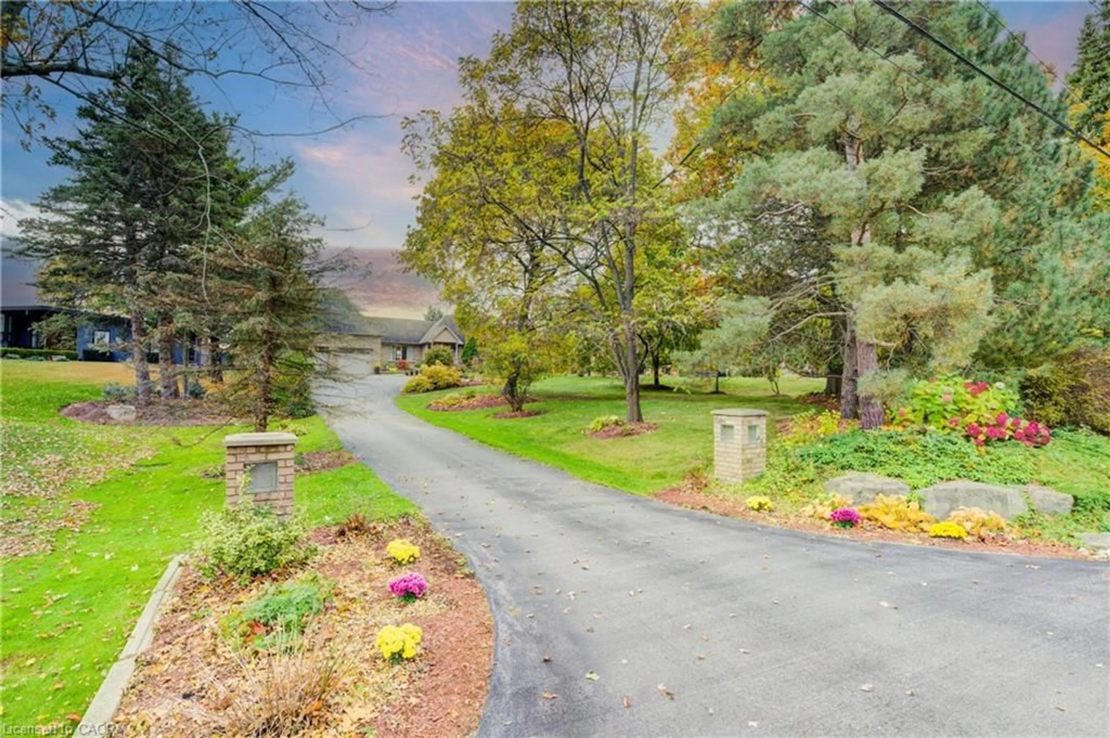 A pic from outside/outdoor area/front of a property/back of a property/a pic from drone, forest/trees view for 58 Oak Ave, Dundas Ontario L9H 4Y9