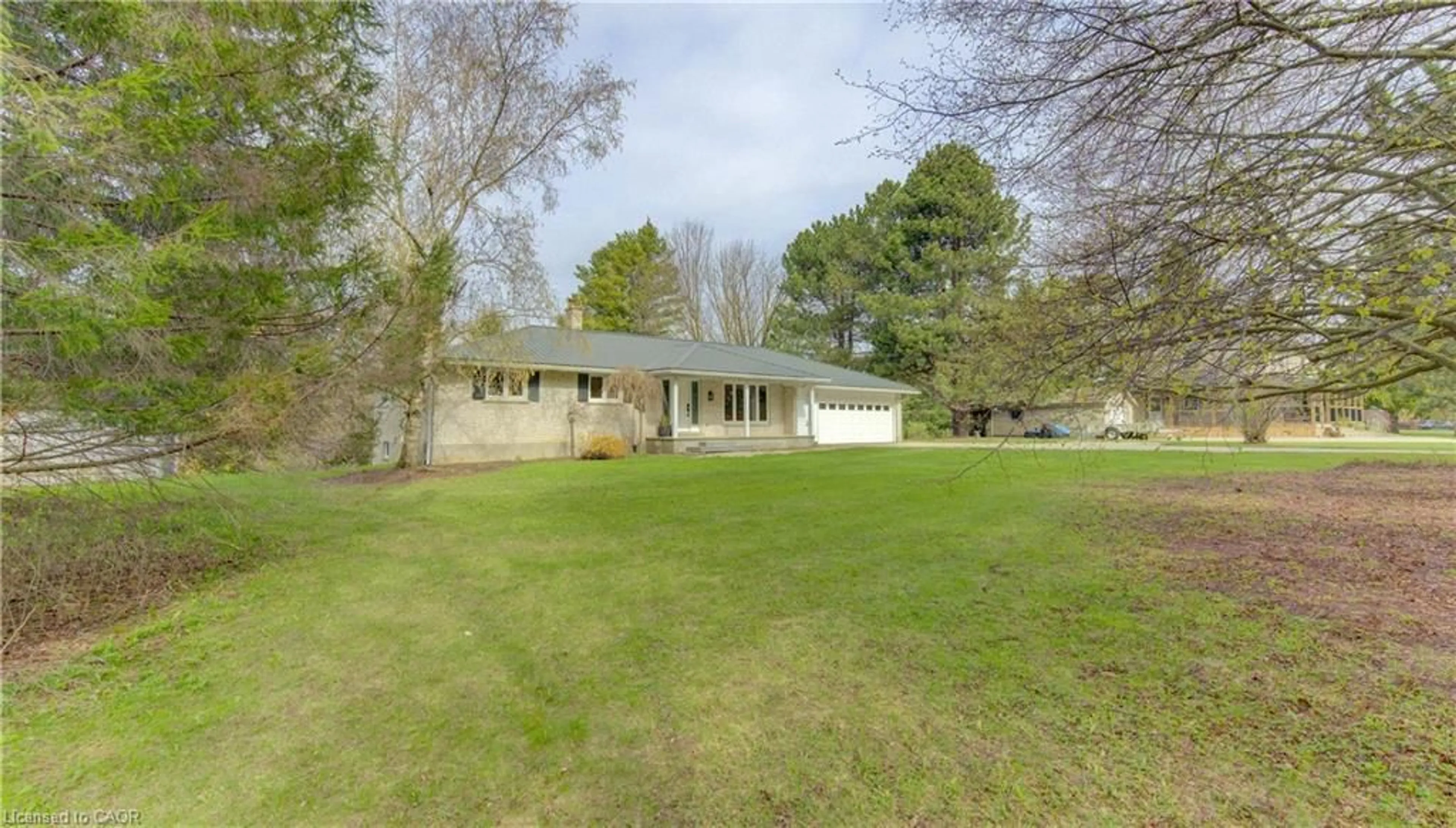A pic from outside/outdoor area/front of a property/back of a property/a pic from drone, street for 5554 King St, Nithburg Ontario N0B 2T0