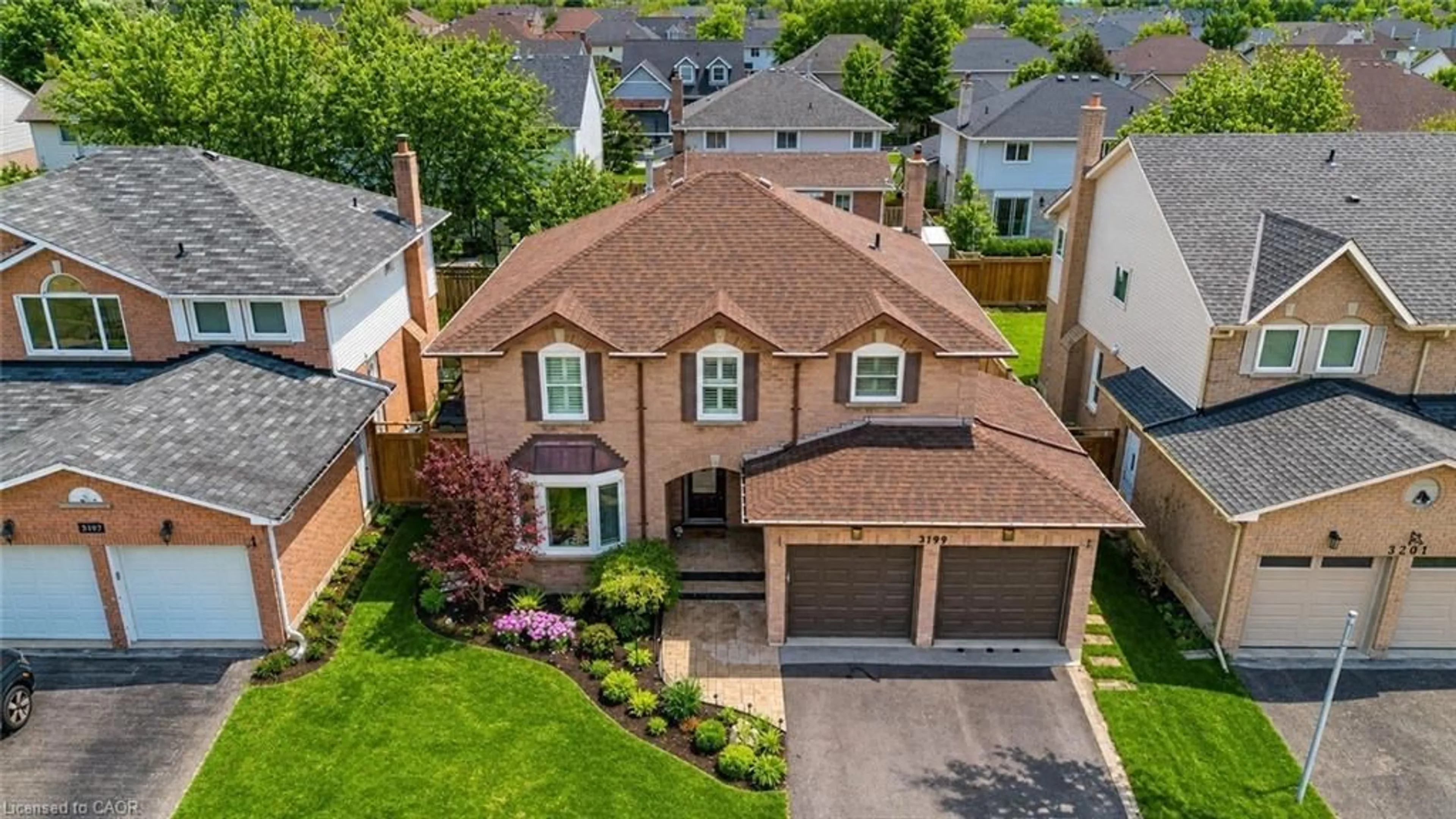 A pic from outside/outdoor area/front of a property/back of a property/a pic from drone, street for 3199 Desmond Dr, Burlington Ontario L7M 3N1