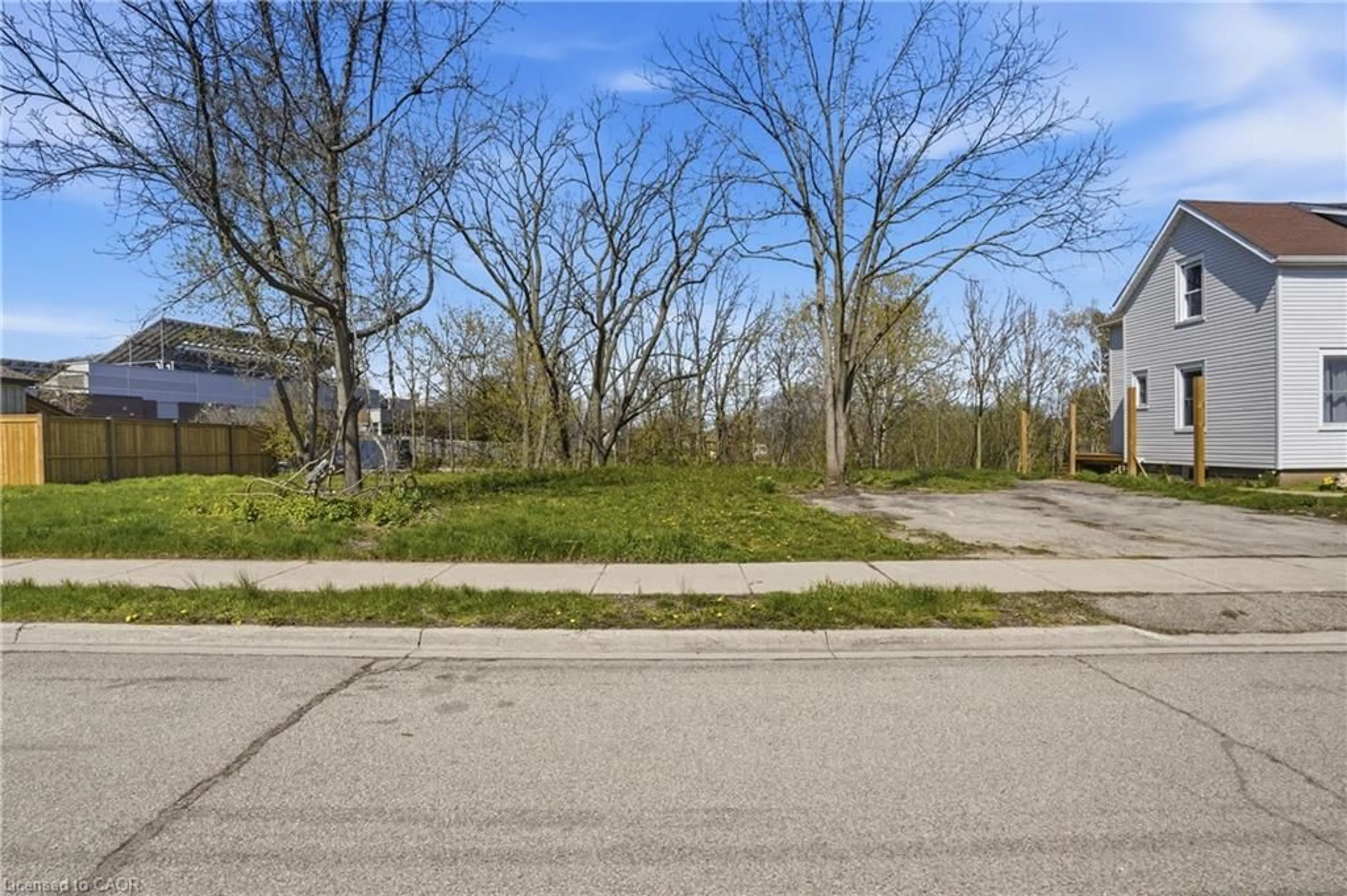 Unknown for 15 Robinson St, Grimsby Ontario L3M 3C8