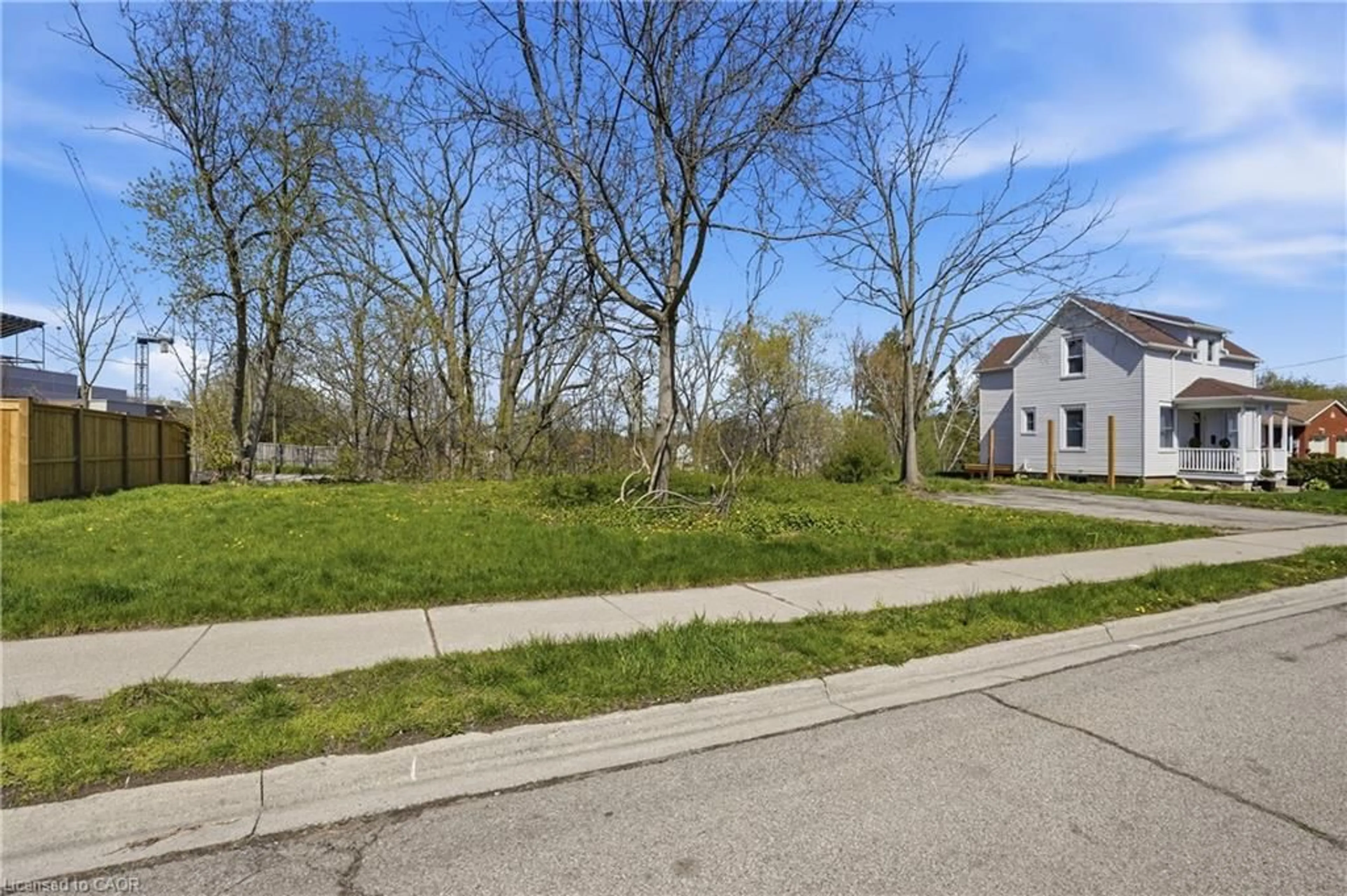 A pic from outside/outdoor area/front of a property/back of a property/a pic from drone, street for 15 Robinson St, Grimsby Ontario L3M 3C8
