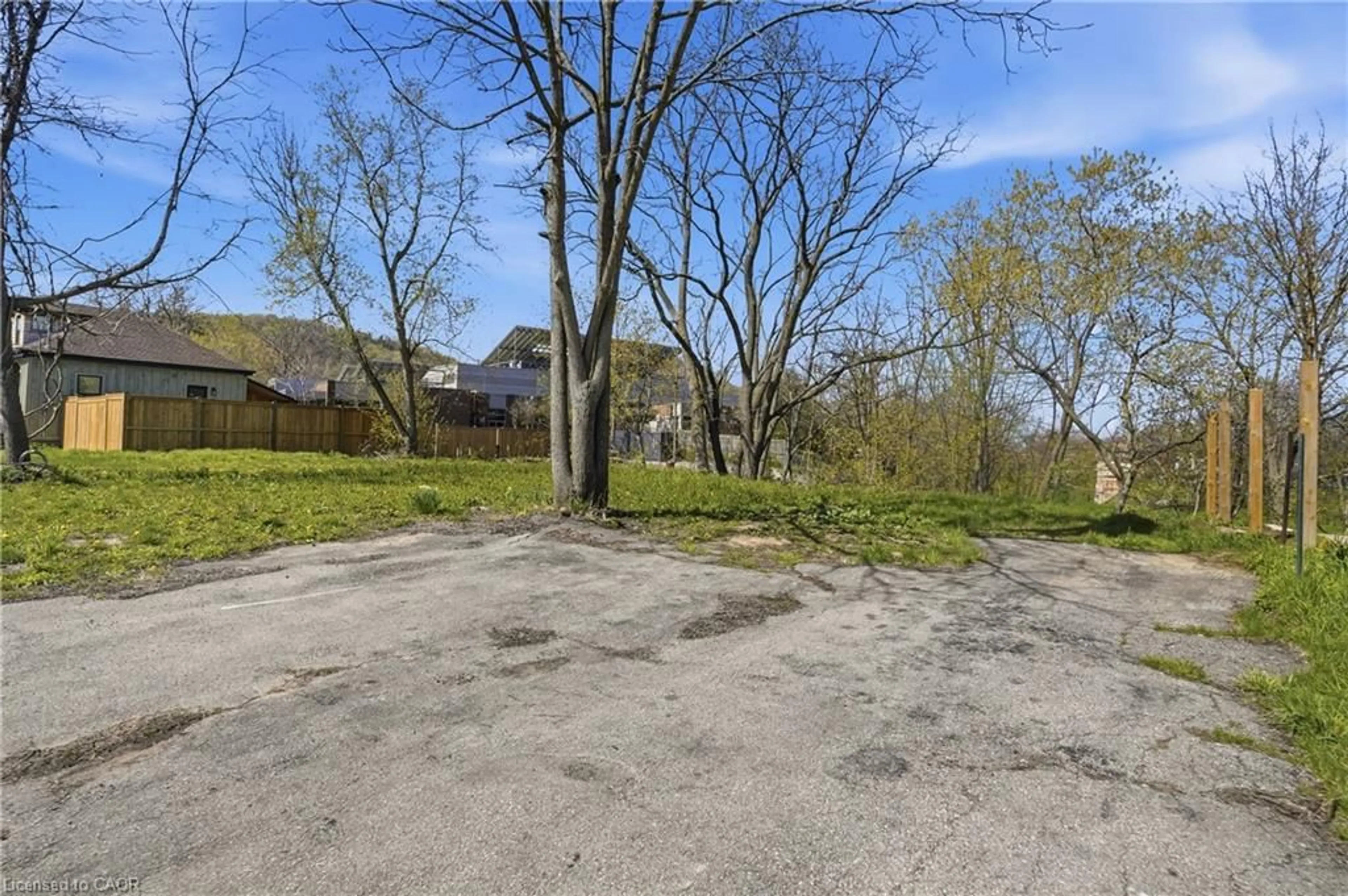 A pic from outside/outdoor area/front of a property/back of a property/a pic from drone, street for 15 Robinson St, Grimsby Ontario L3M 3C8