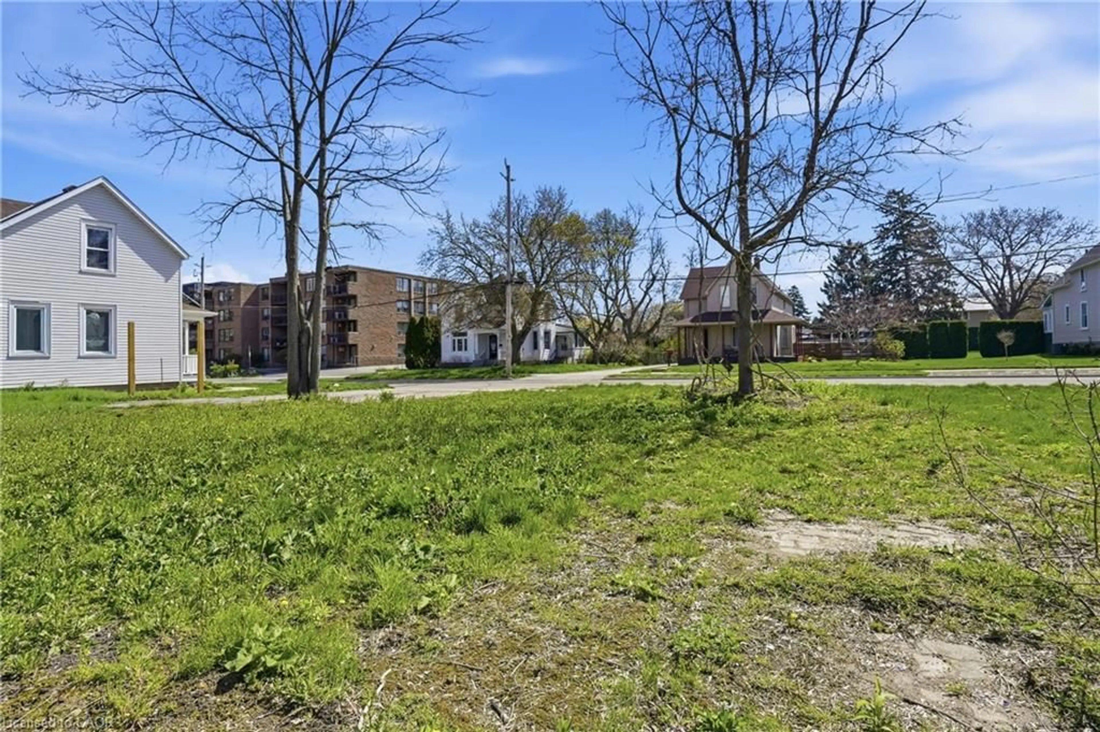 A pic from outside/outdoor area/front of a property/back of a property/a pic from drone, street for 15 Robinson St, Grimsby Ontario L3M 3C8