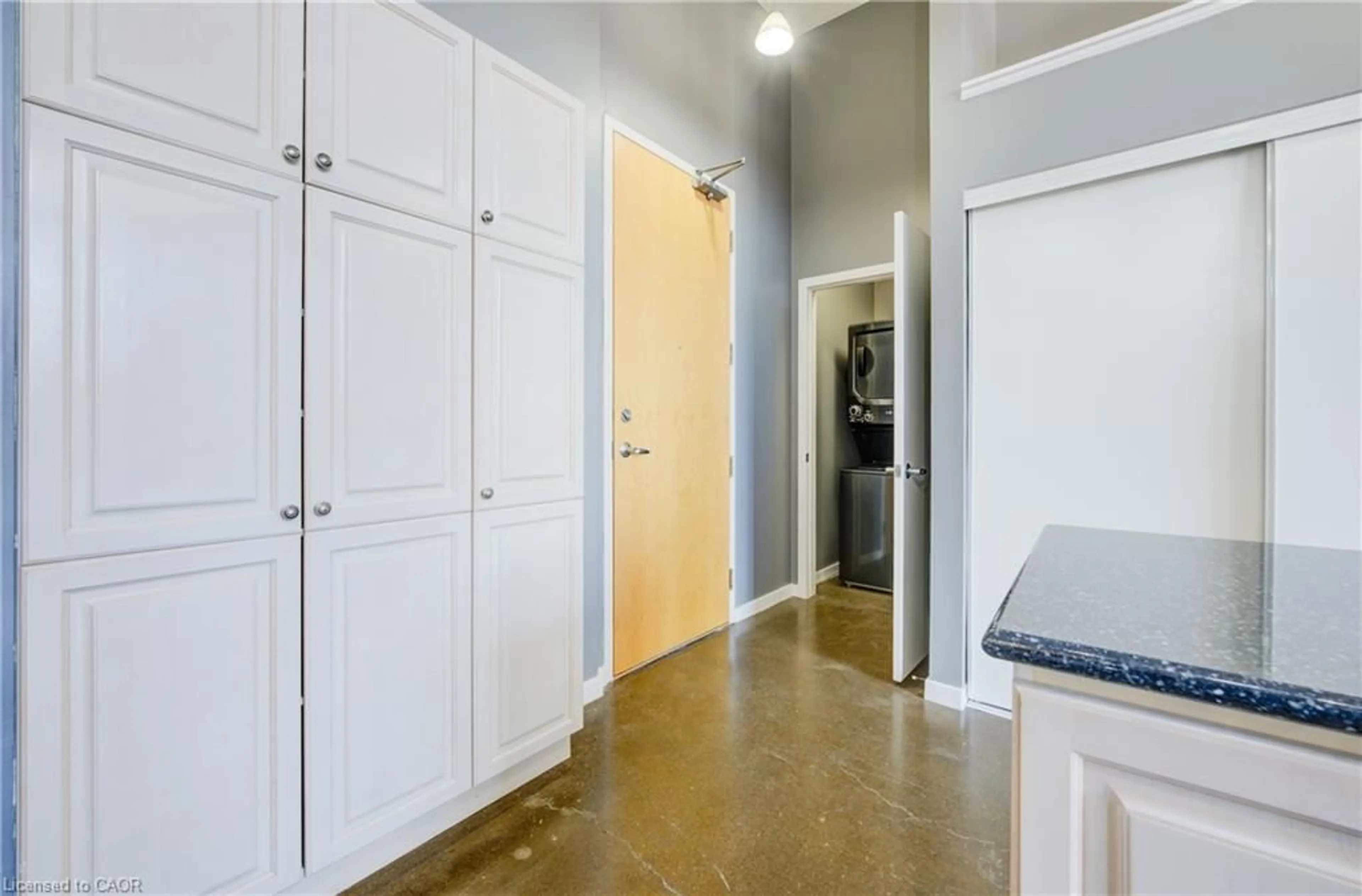 Indoor entryway for 404 King St #526, Kitchener Ontario N2G 4Z9