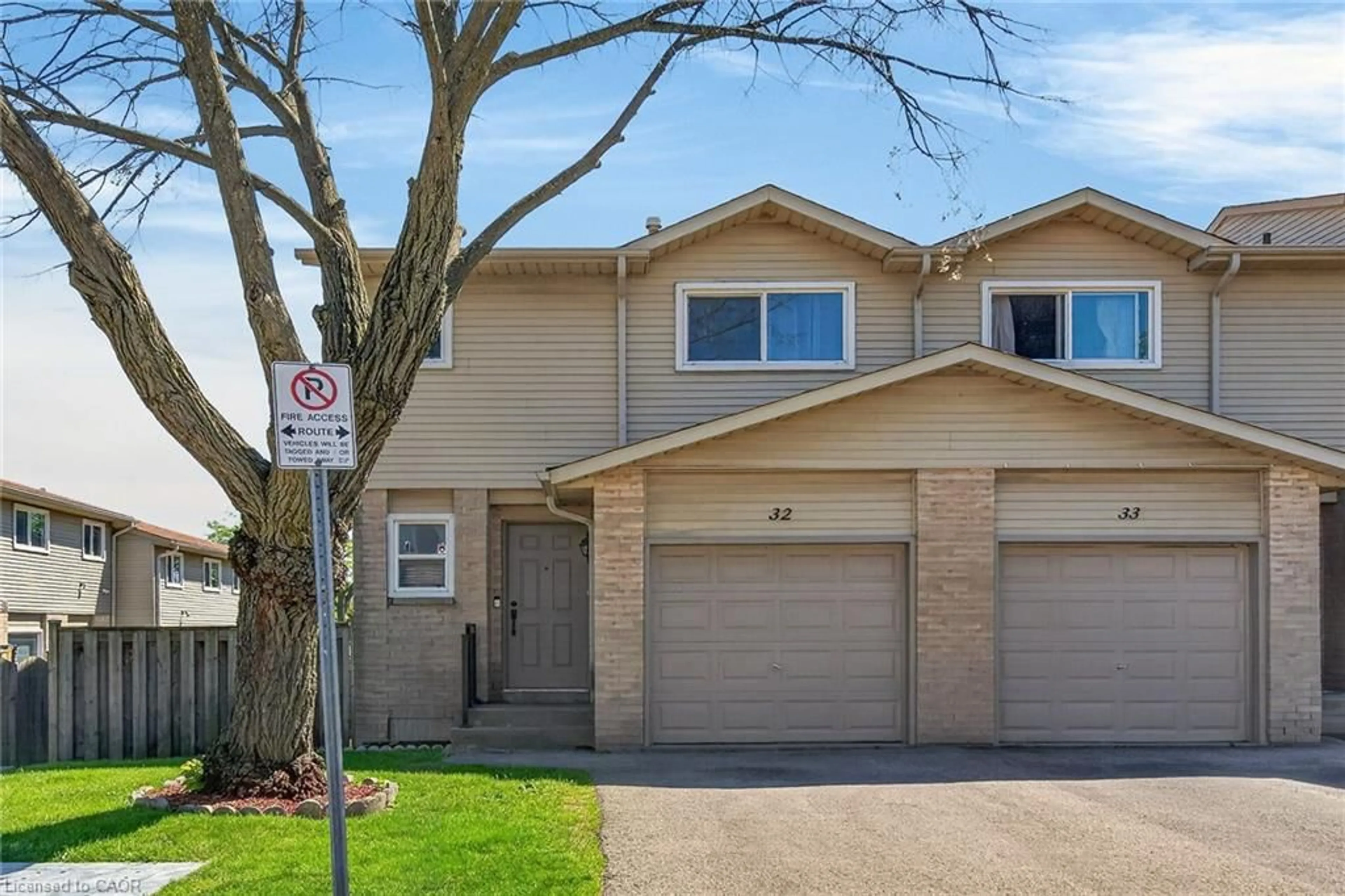 Home with vinyl exterior material, street for 15 Derby St #32, Hamilton Ontario L8W 3T3