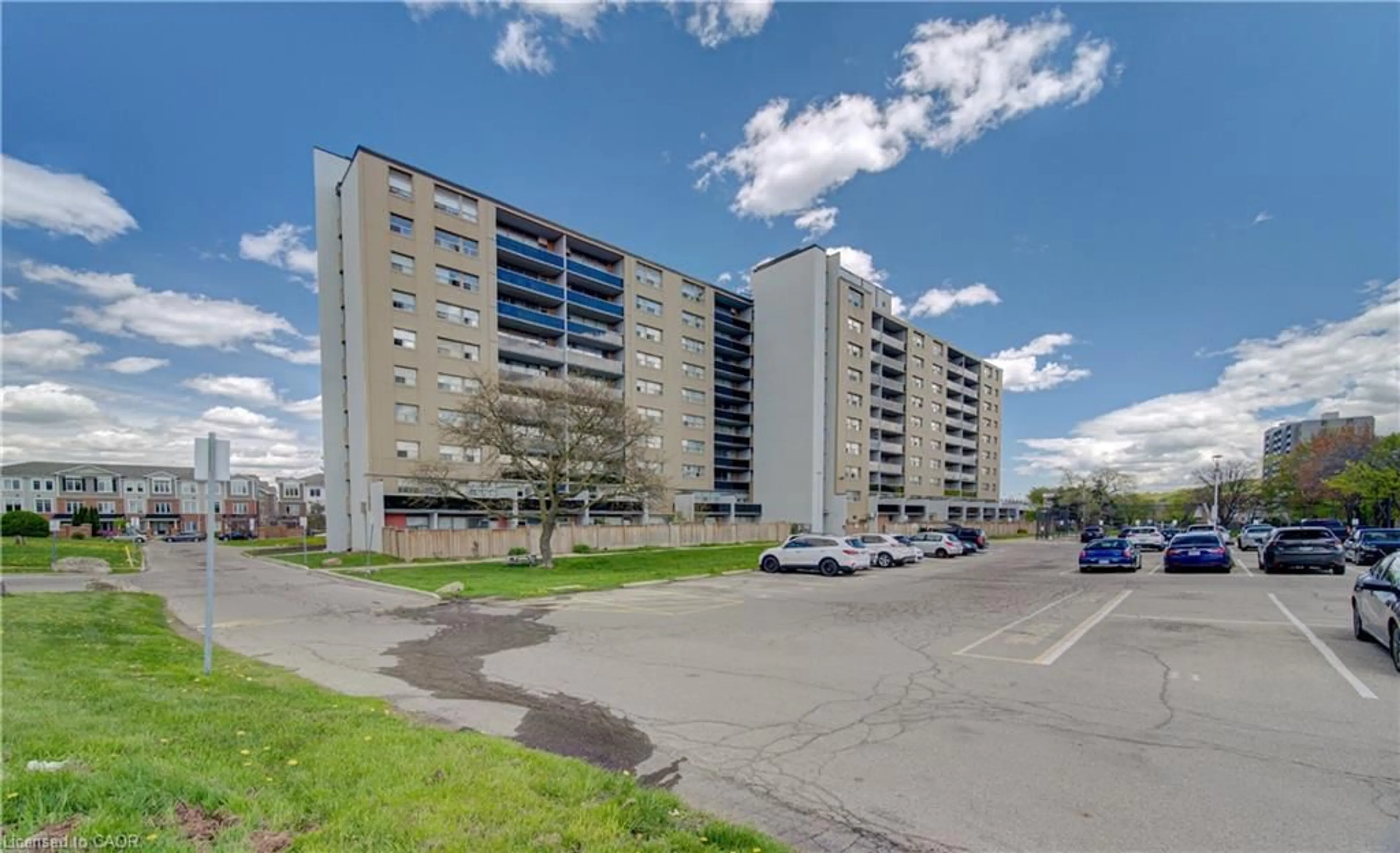 A pic from outside/outdoor area/front of a property/back of a property/a pic from drone, building for 15 Albright Rd #914, Hamilton Ontario L8K 5J2