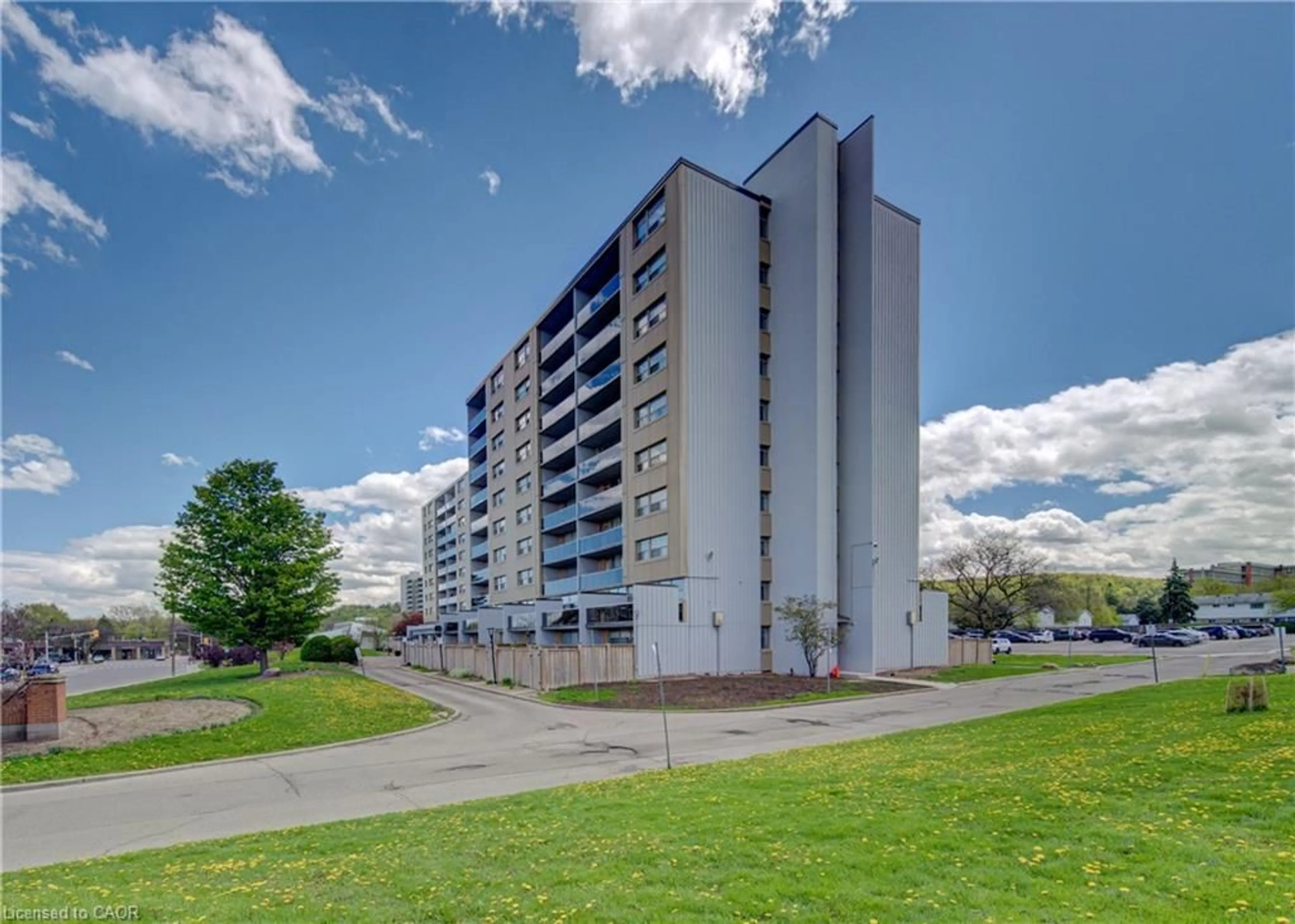 A pic from outside/outdoor area/front of a property/back of a property/a pic from drone, building for 15 Albright Rd #914, Hamilton Ontario L8K 5J2