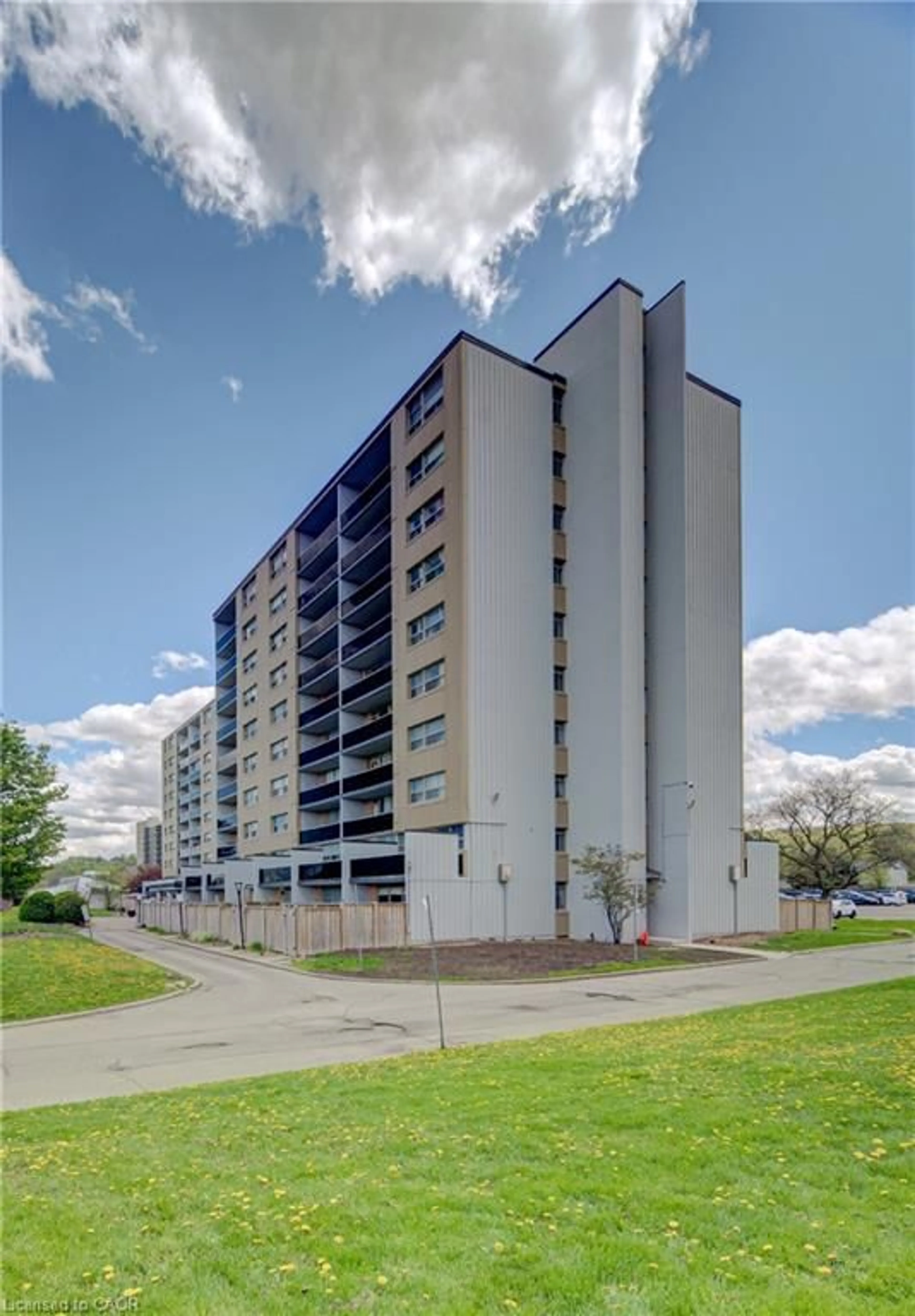 A pic from outside/outdoor area/front of a property/back of a property/a pic from drone, building for 15 Albright Rd #914, Hamilton Ontario L8K 5J2