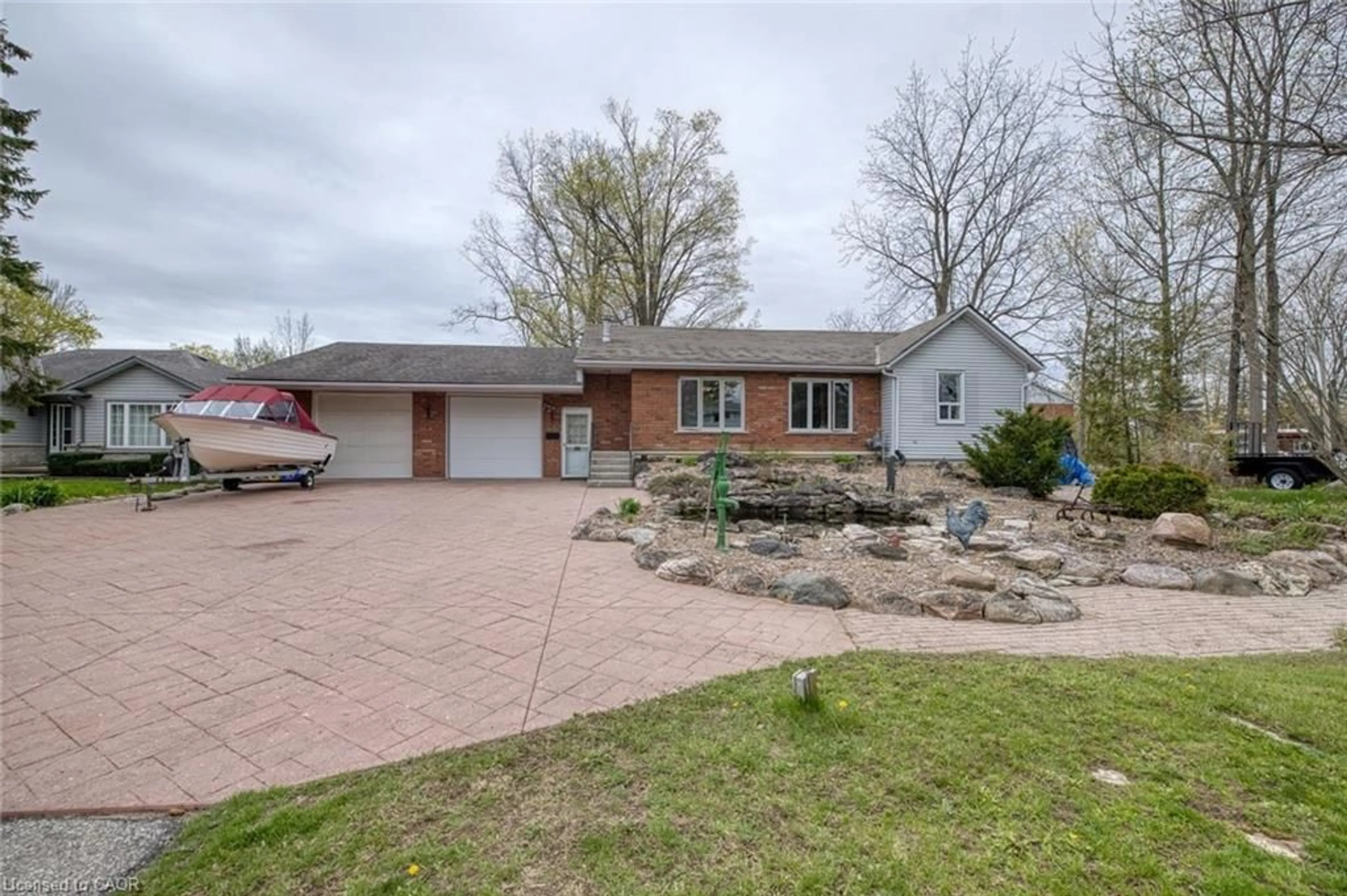 A pic from outside/outdoor area/front of a property/back of a property/a pic from drone, street for 638 Broad St, Dunnville Ontario N1A 1T7