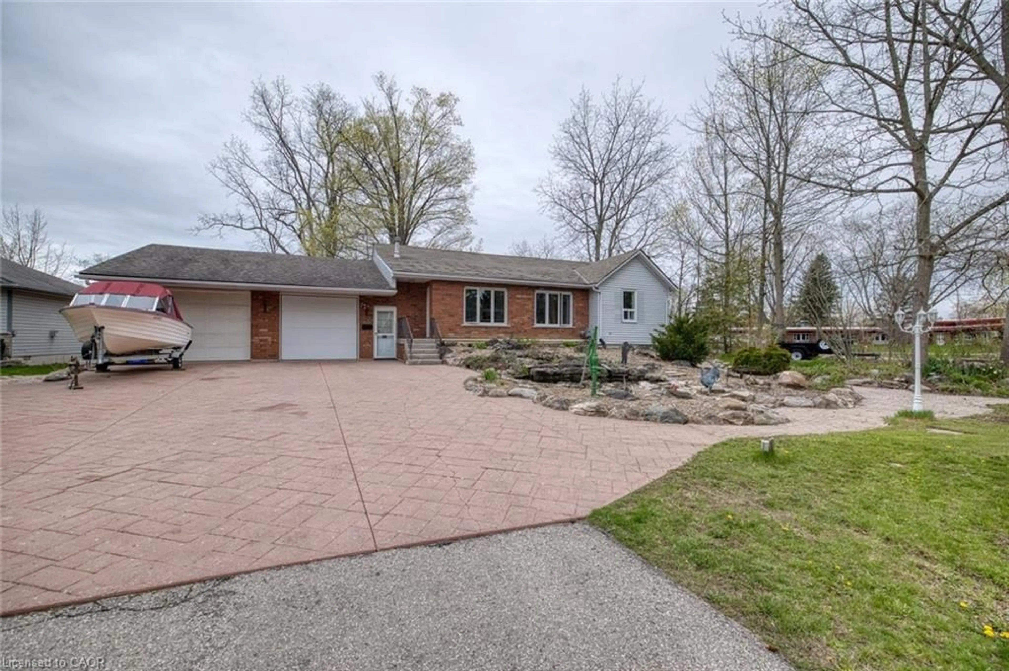 Home with brick exterior material, street for 638 Broad St, Dunnville Ontario N1A 1T7