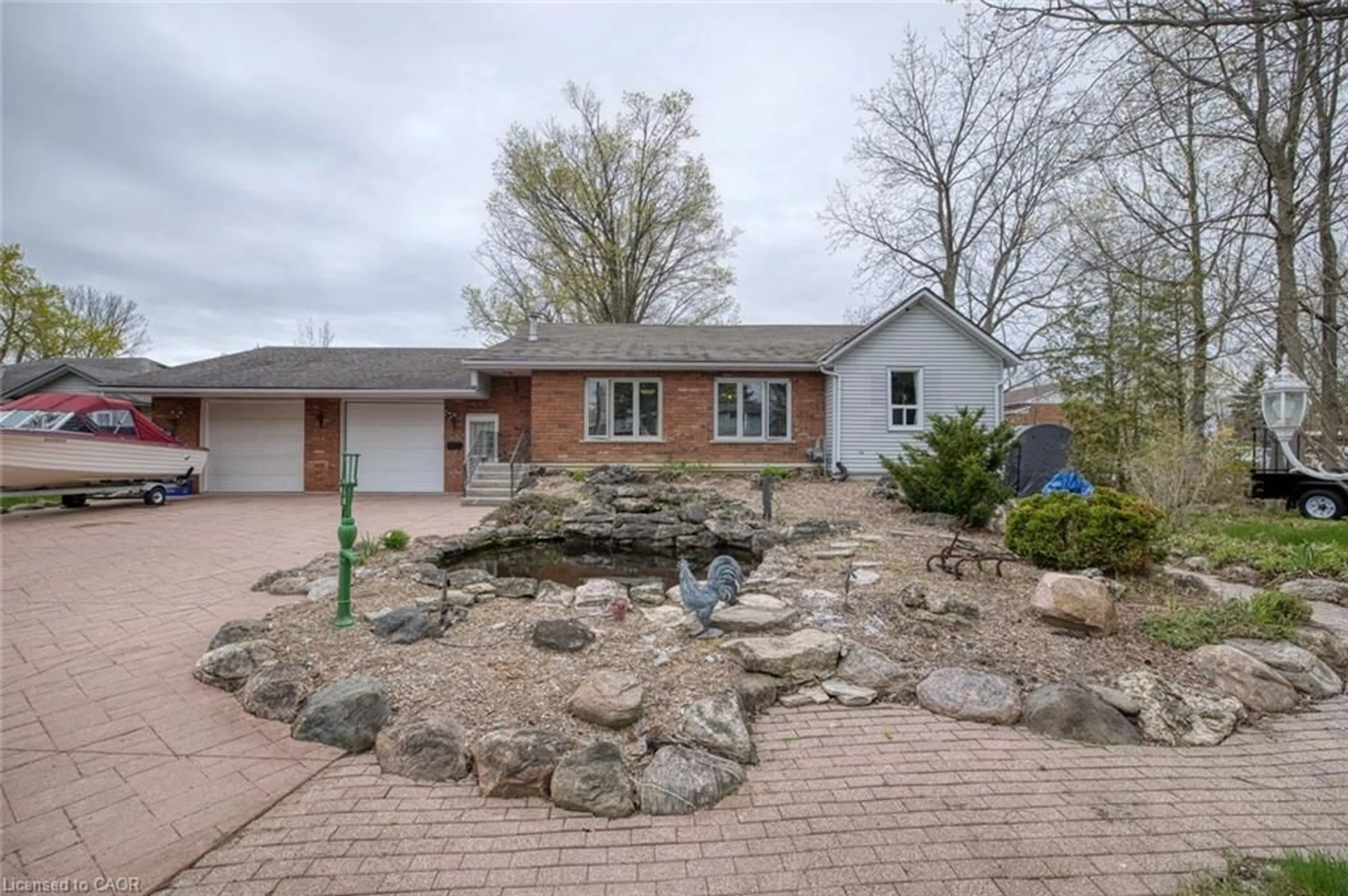 Home with brick exterior material, street for 638 Broad St, Dunnville Ontario N1A 1T7