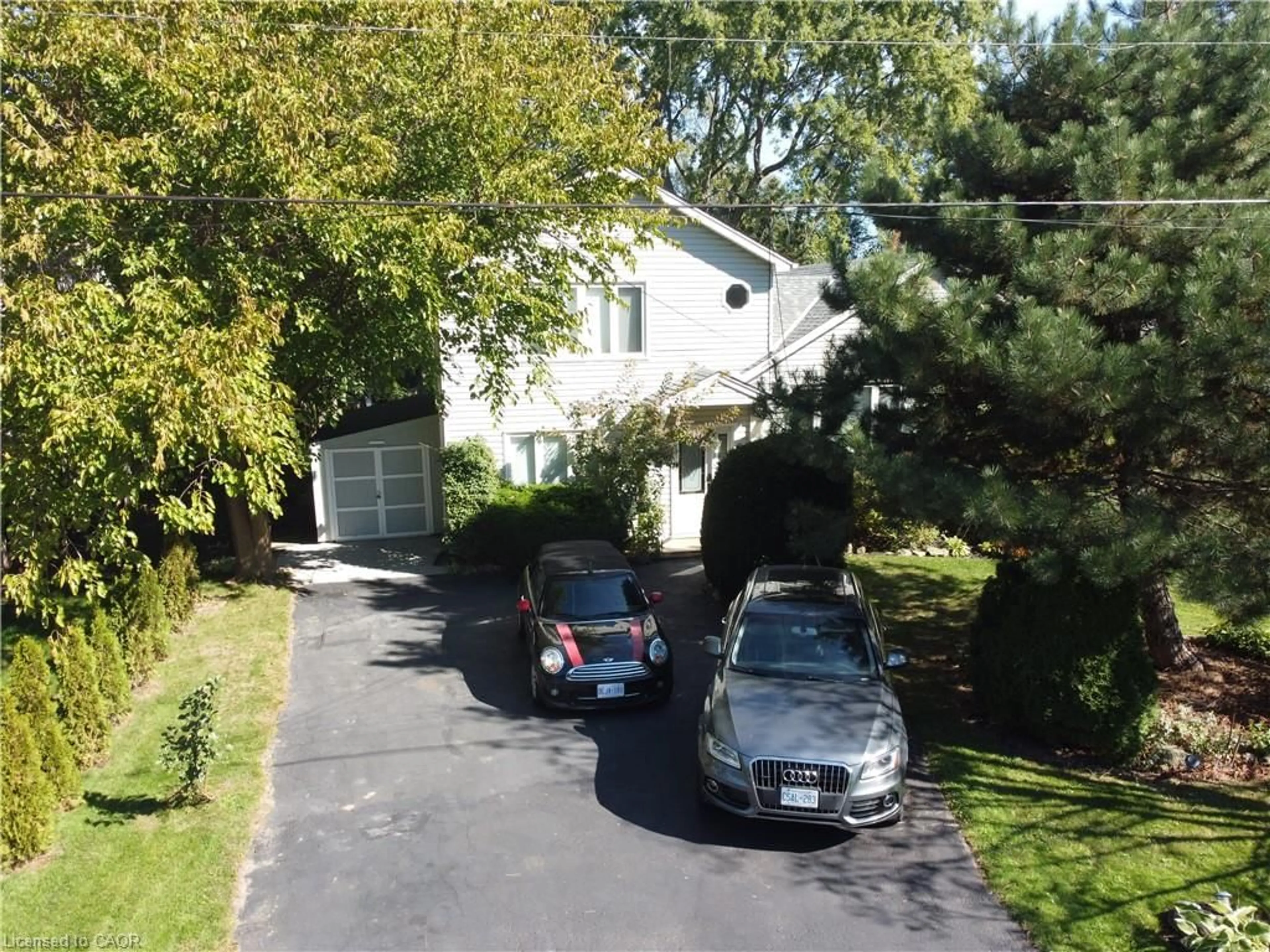 A pic from outside/outdoor area/front of a property/back of a property/a pic from drone, street for 899 Hazel St, Burlington Ontario L7R 3X1