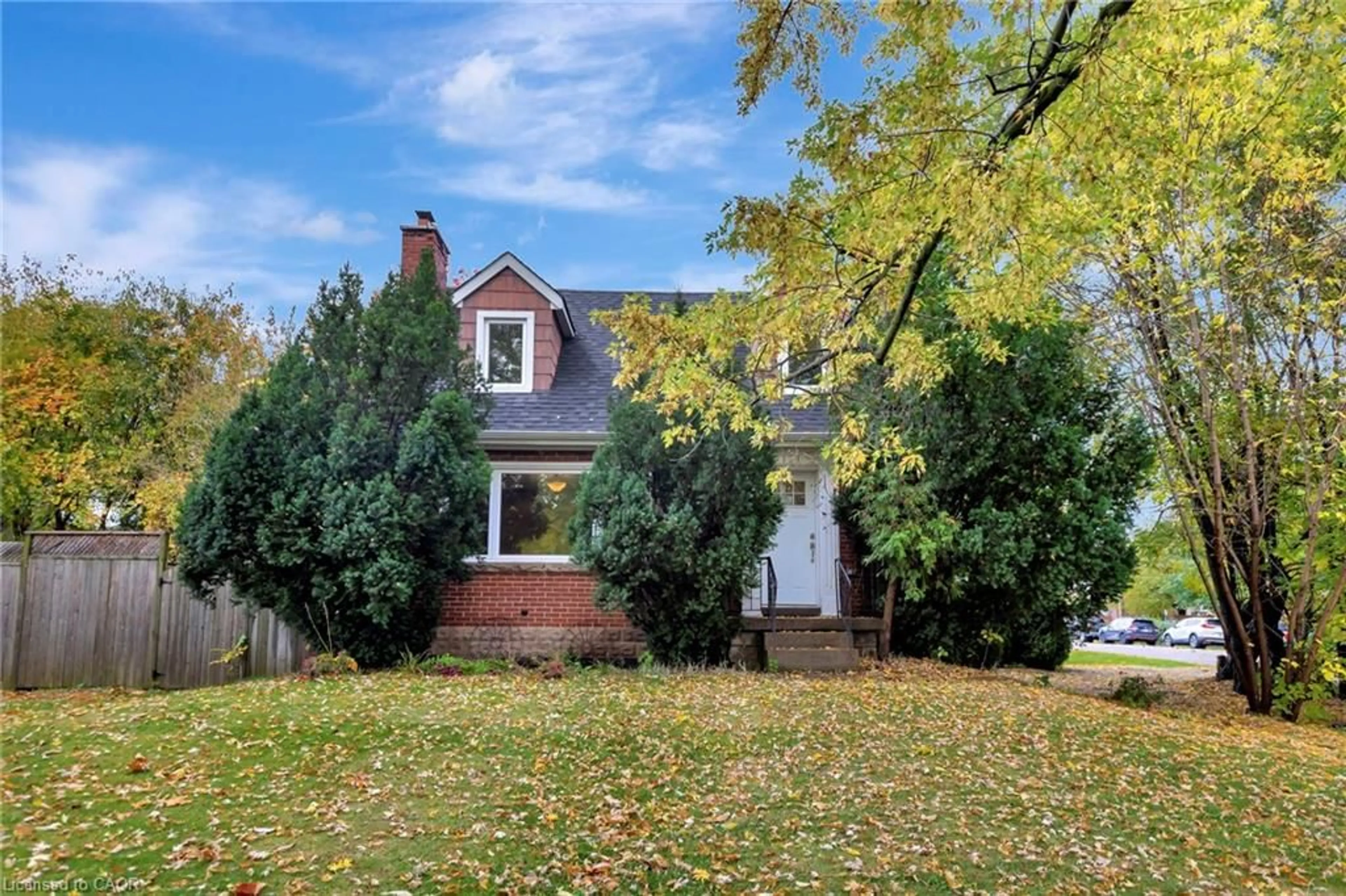 Home with brick exterior material, street for 121 King St, Stoney Creek Ontario L8G 1L2